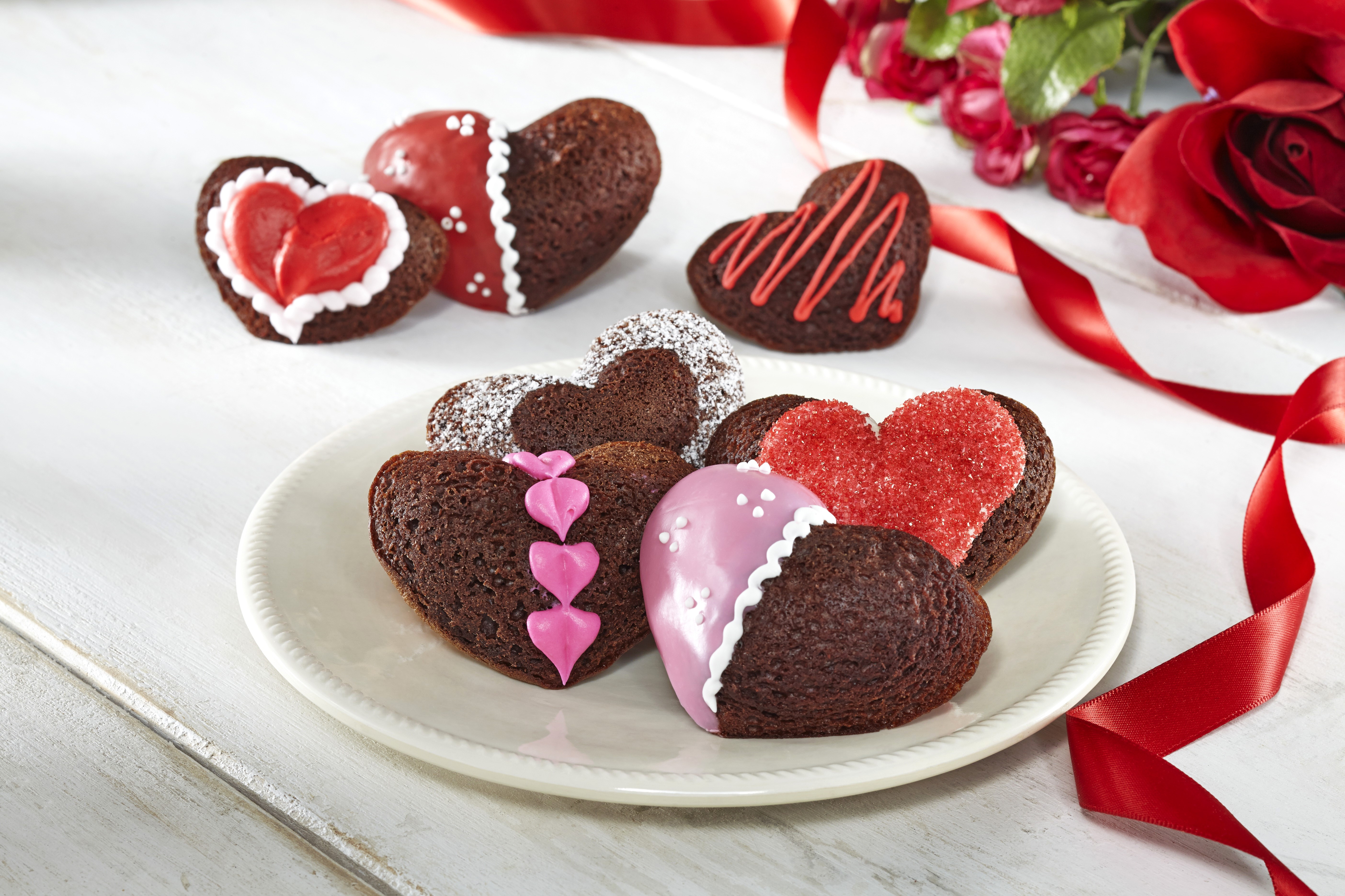 Valentine's Day Heart Pastries HD Wallpaper