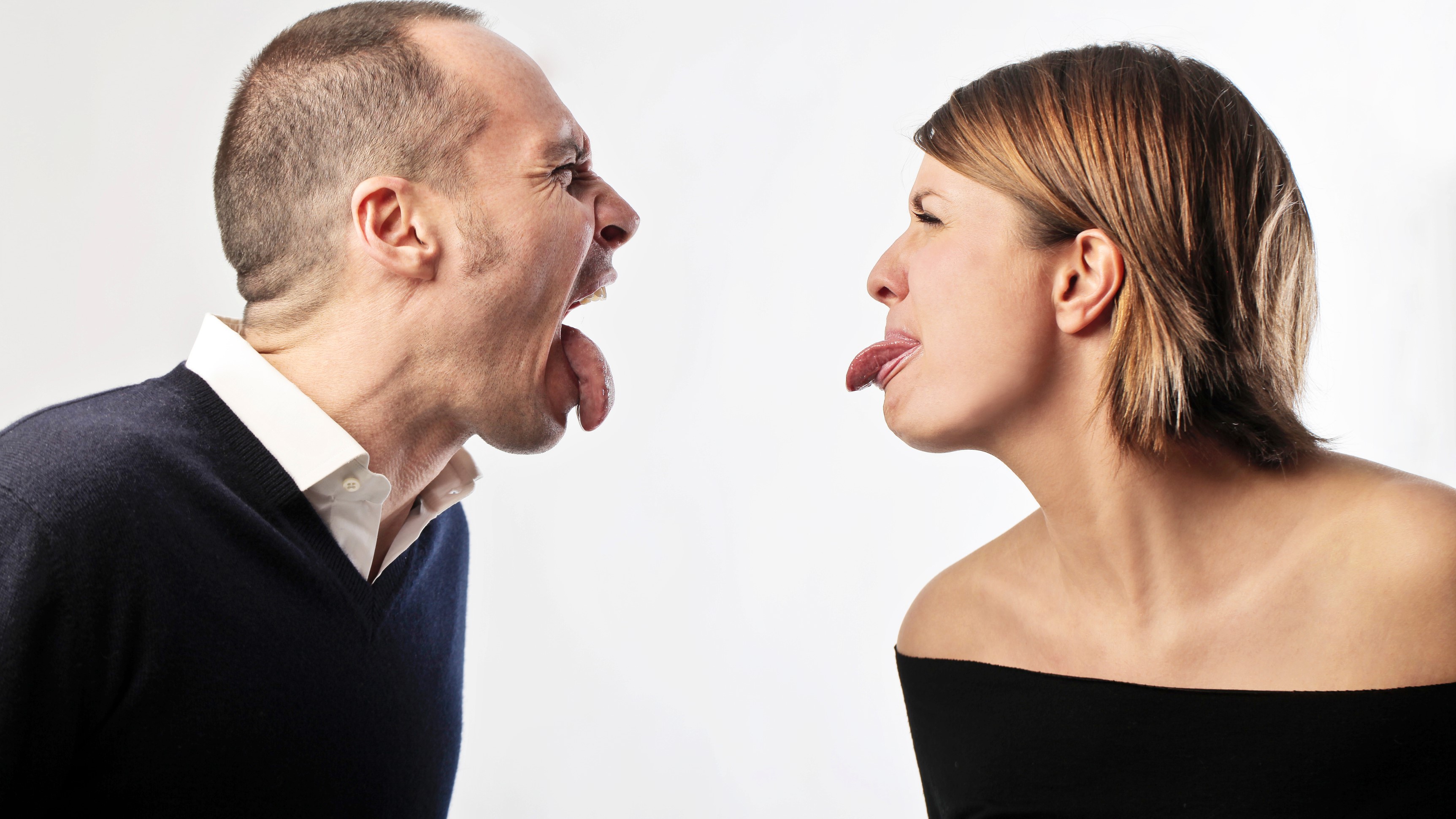 Man and woman sticking tongues out at each other HD Wallpaper