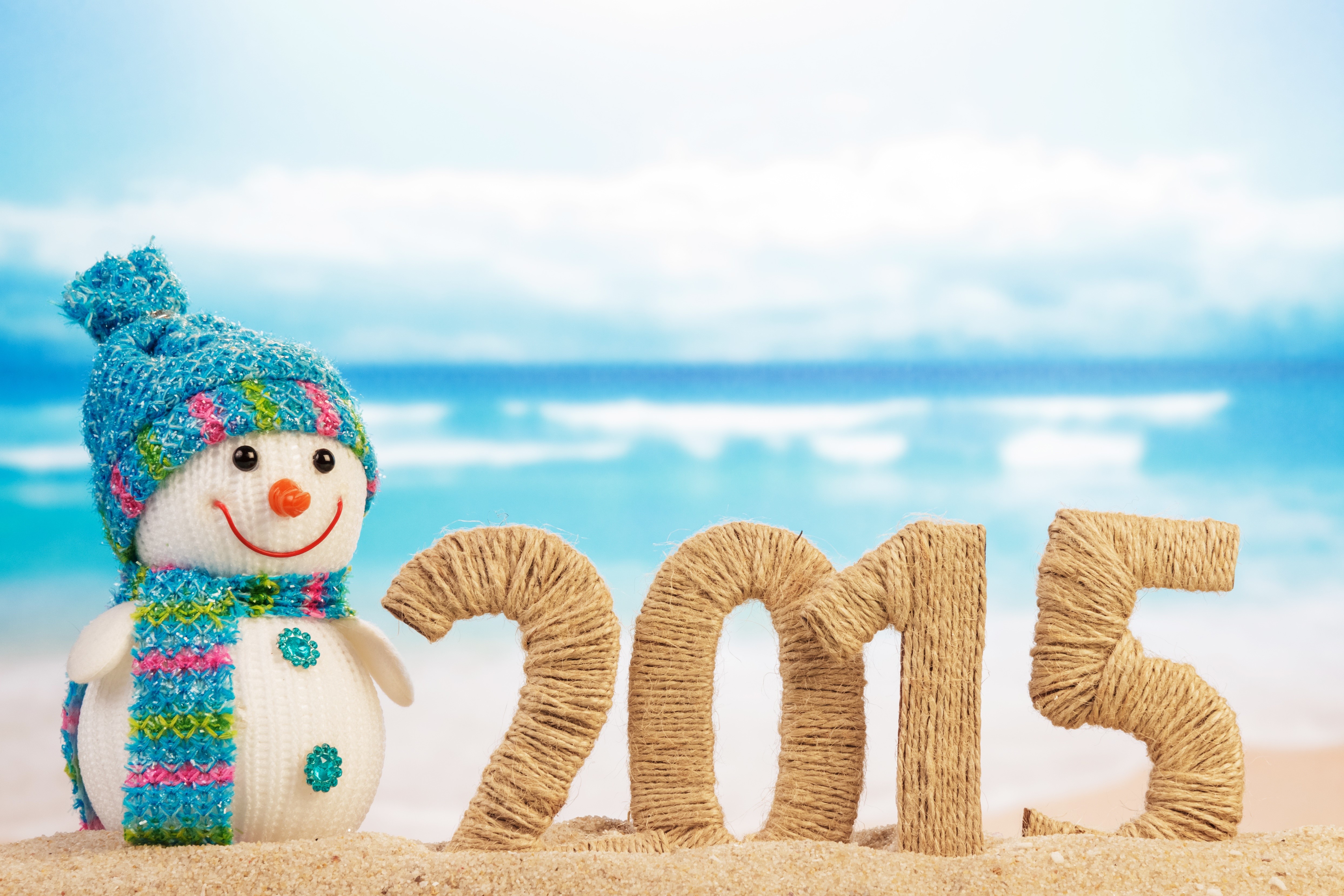 Snowman and 2015 on a beach HD Wallpaper
