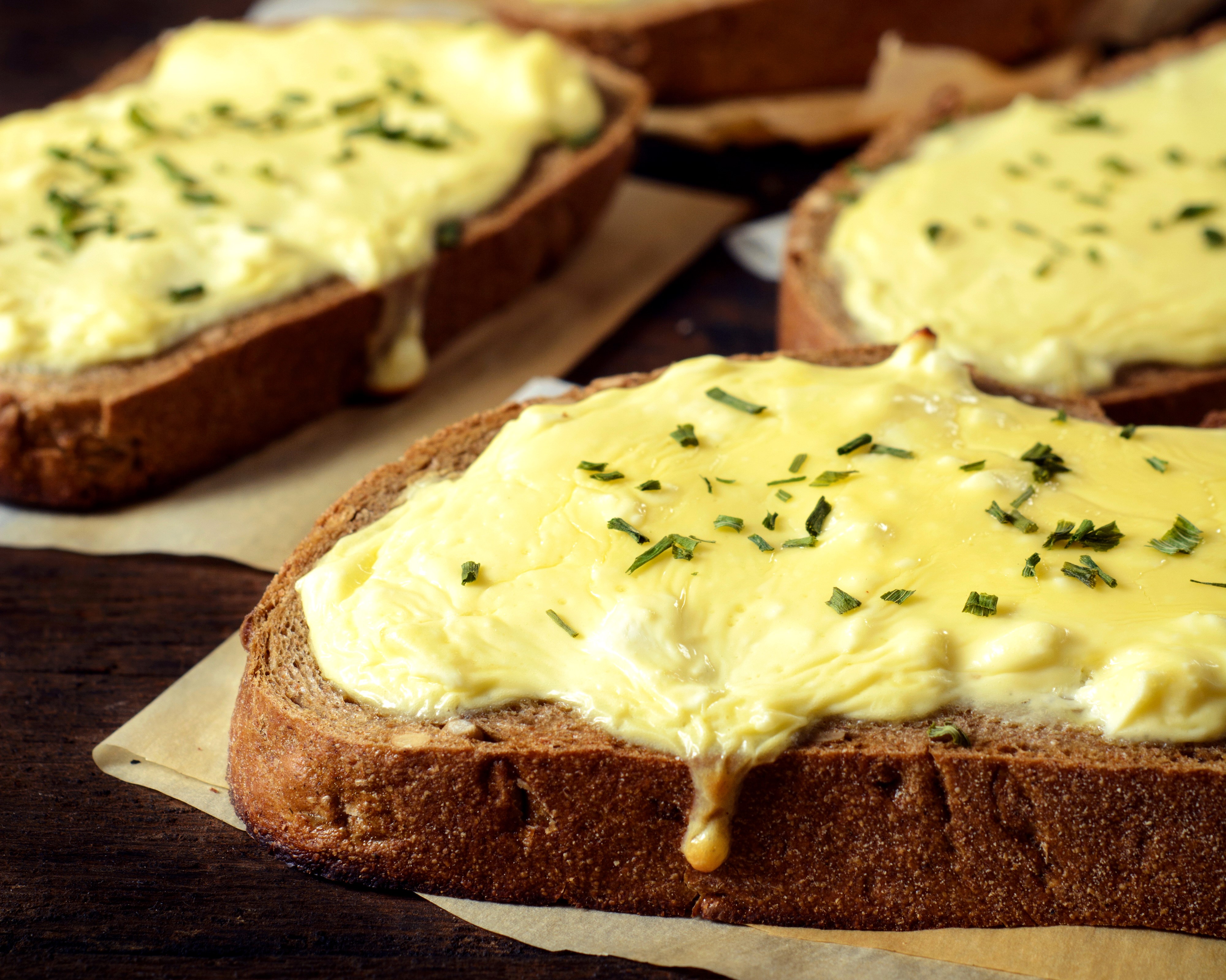 Butterbrot with melted cheese and herbs HD Wallpaper