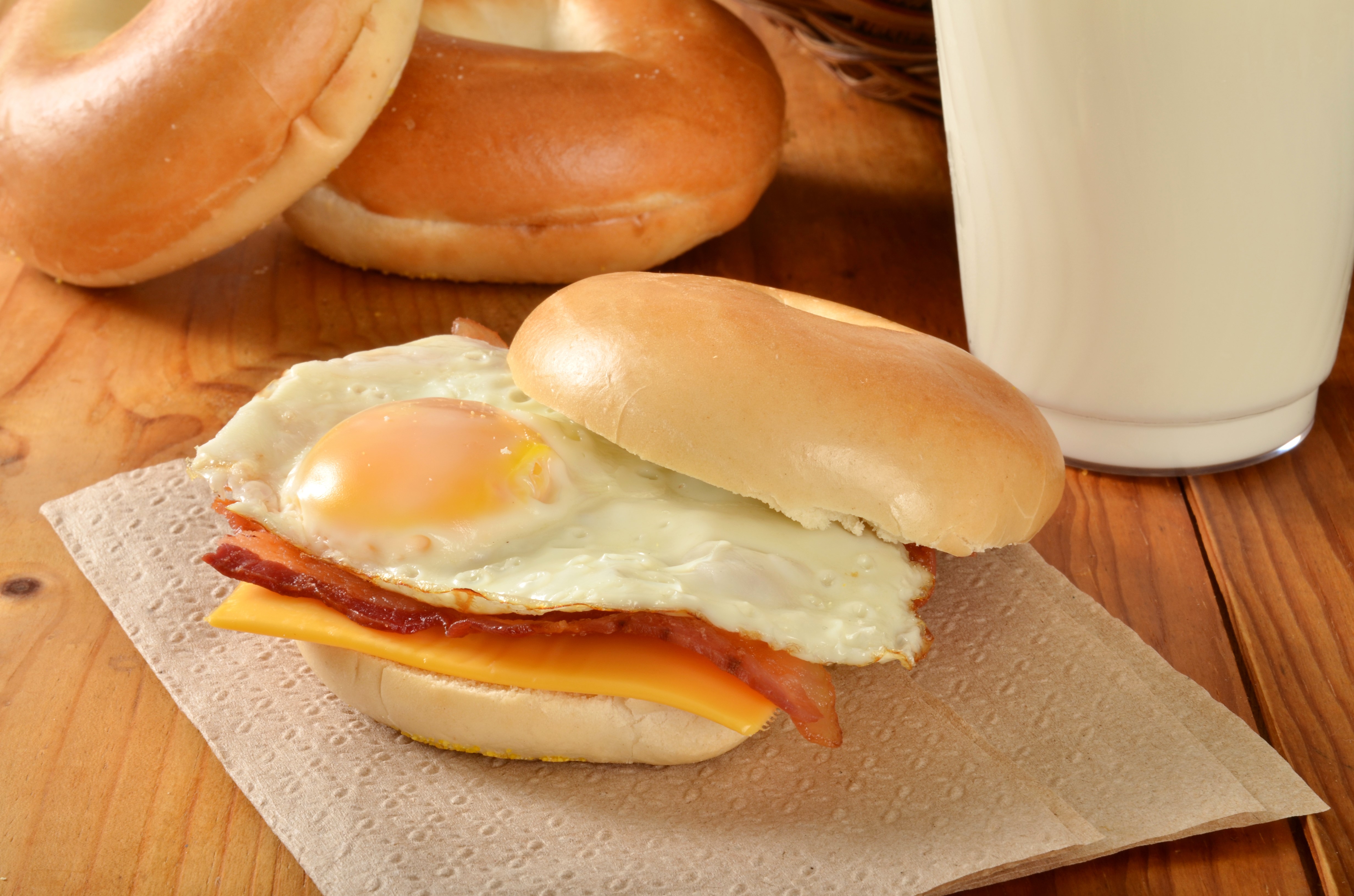 Bagel with fried egg, bacon, and cheese HD Wallpaper