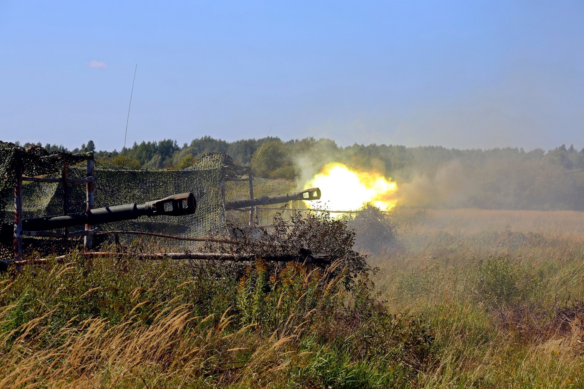2S3 Akatsiya Self-Propelled Howitzer Firing HD Wallpaper