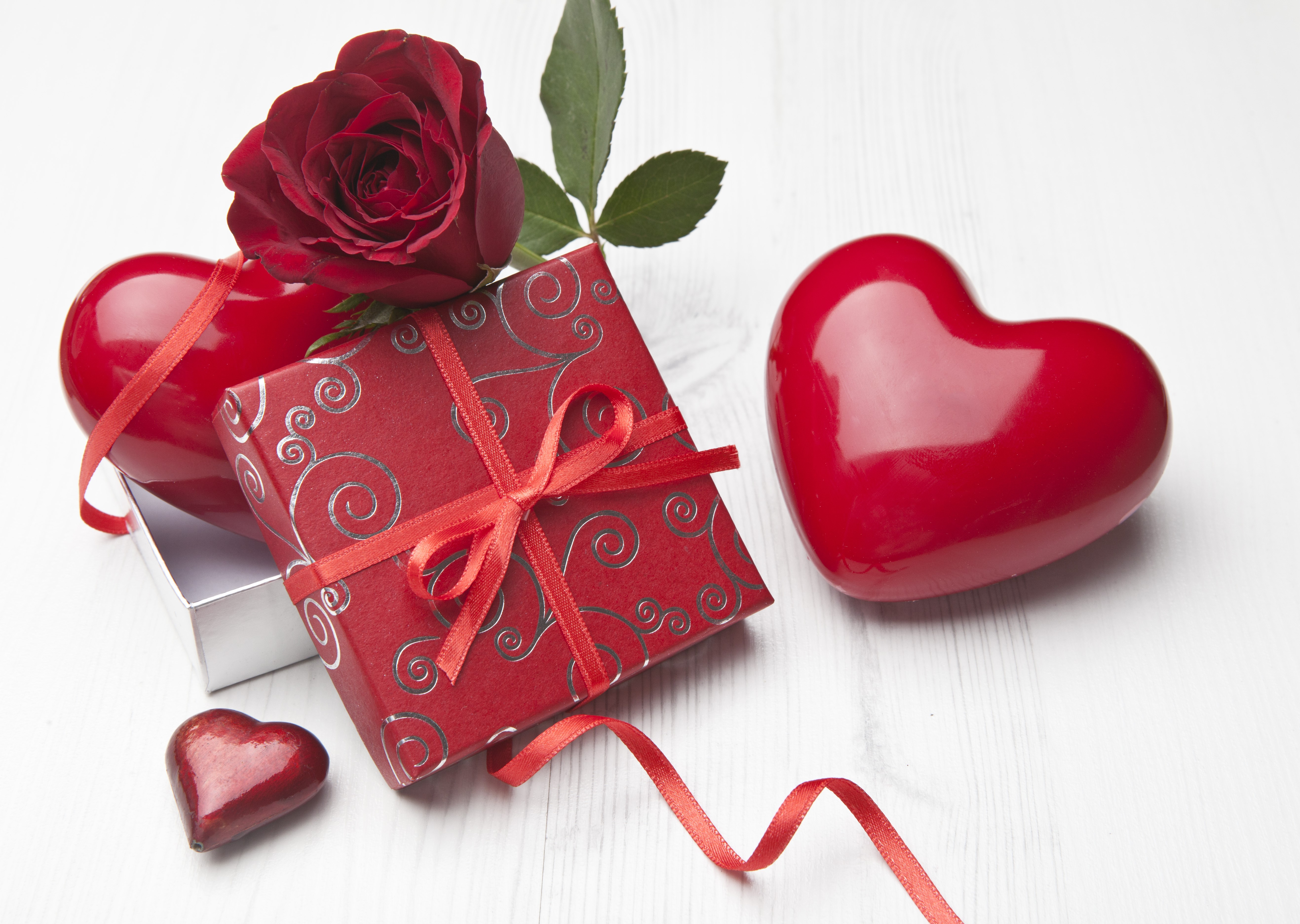 Red Rose and Gift with Hearts HD Wallpaper