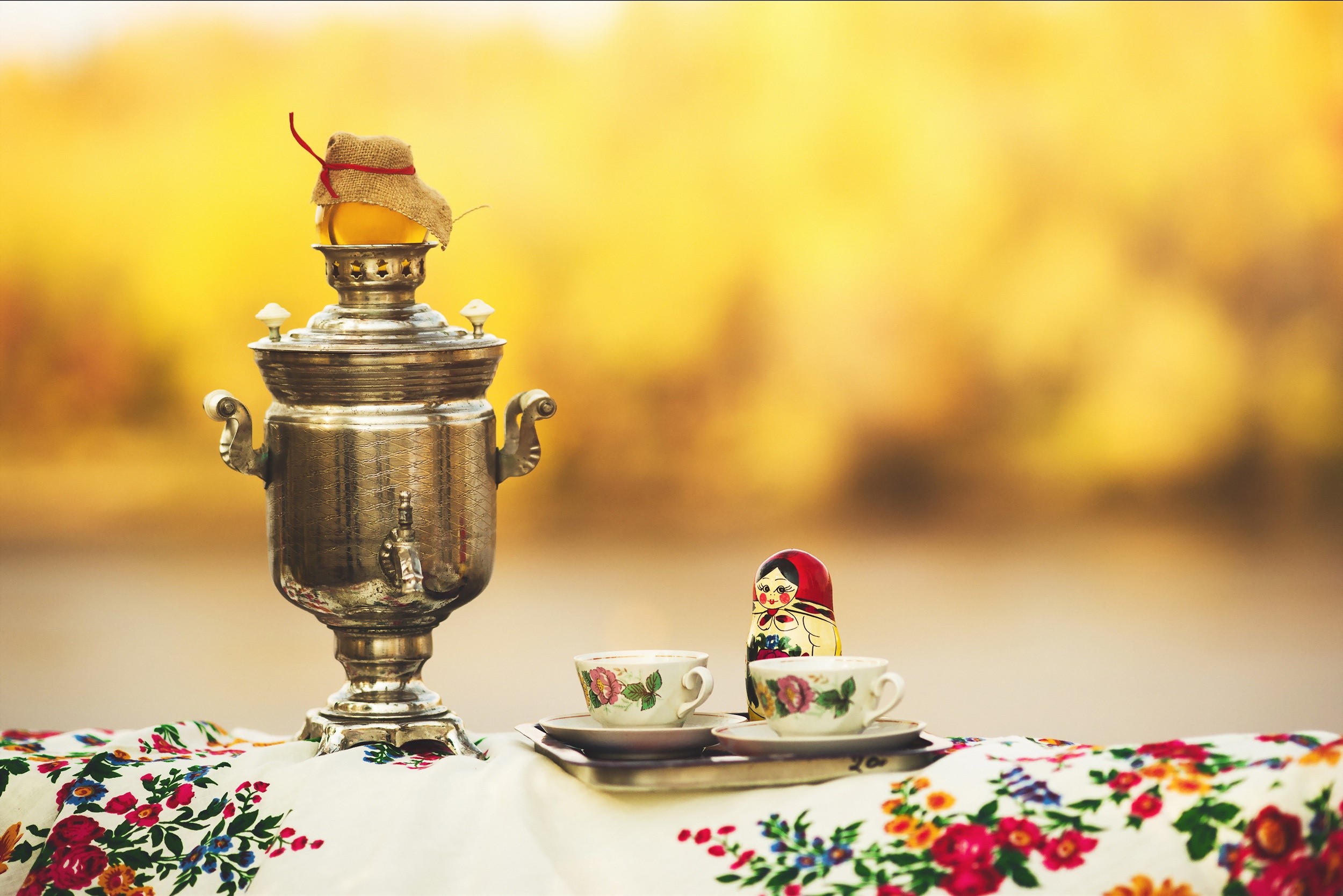 Samovar with tea cups and Matryoshka doll HD Wallpaper