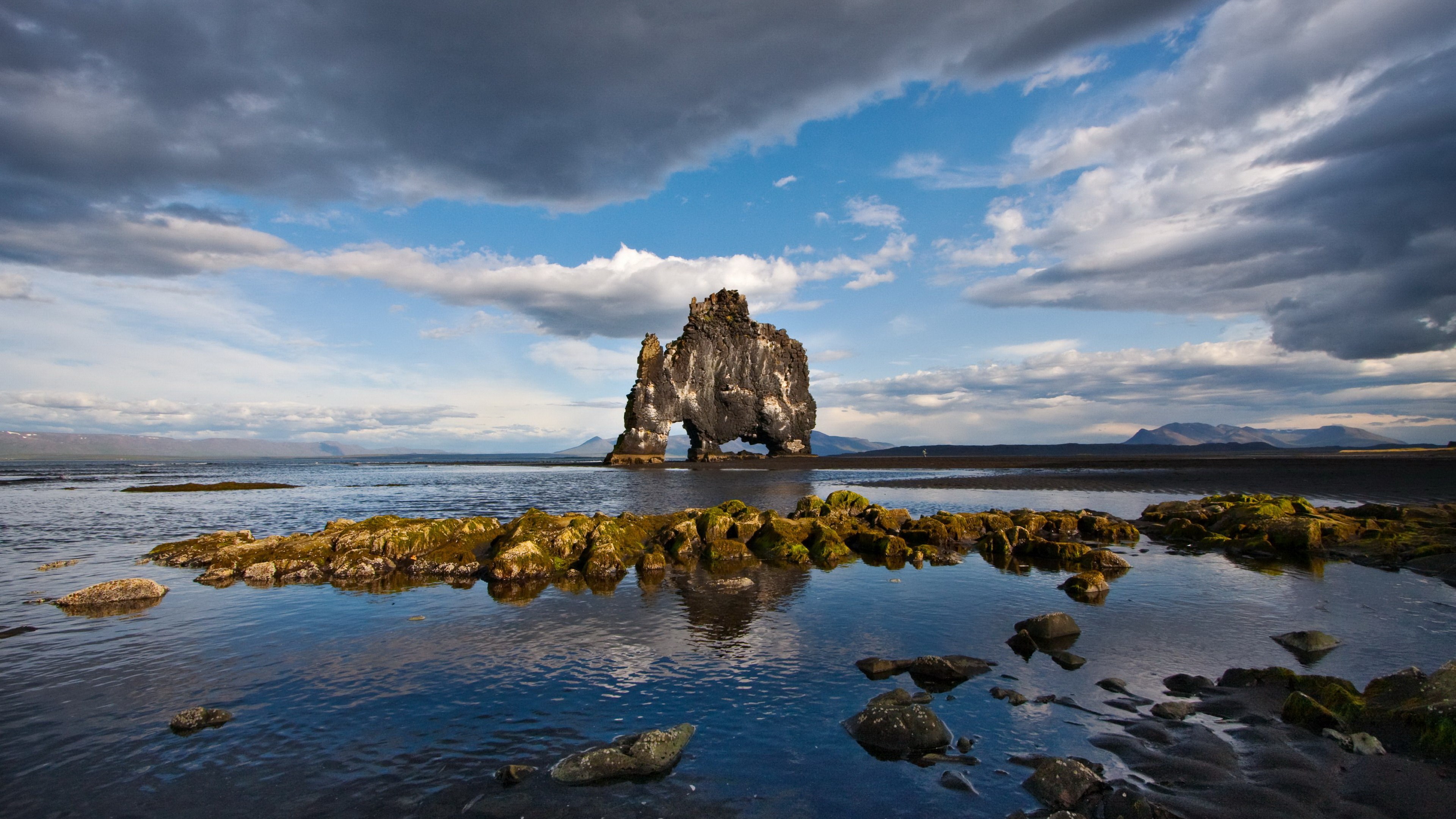 Hvitserkur rock formation in Iceland HD Wallpaper