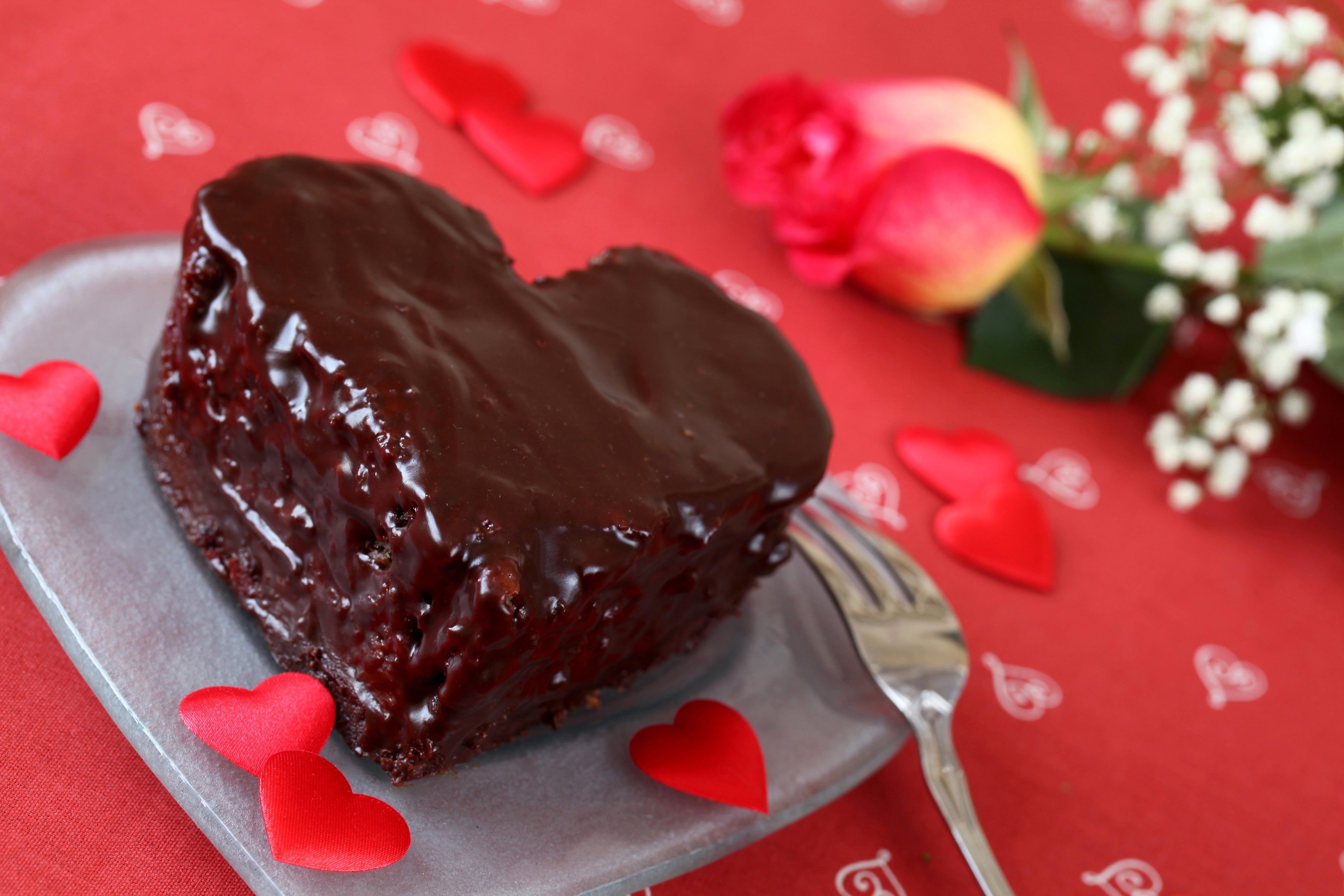 Heart-shaped chocolate cake with roses HD Wallpaper