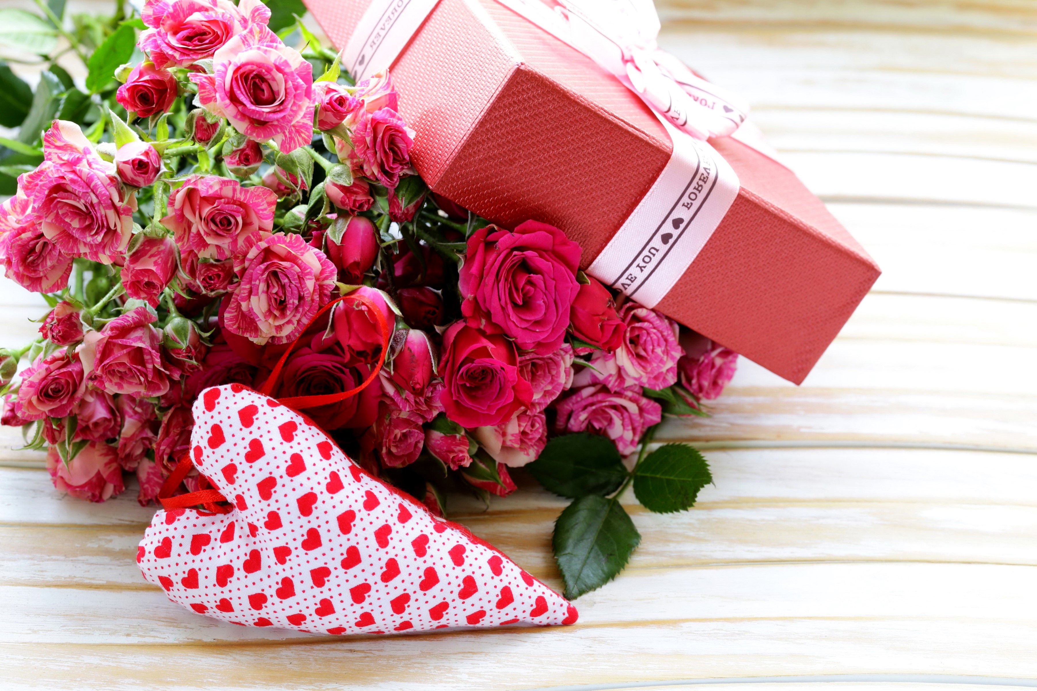 Valentine's Day Roses Gift and Heart Decoration HD Wallpaper