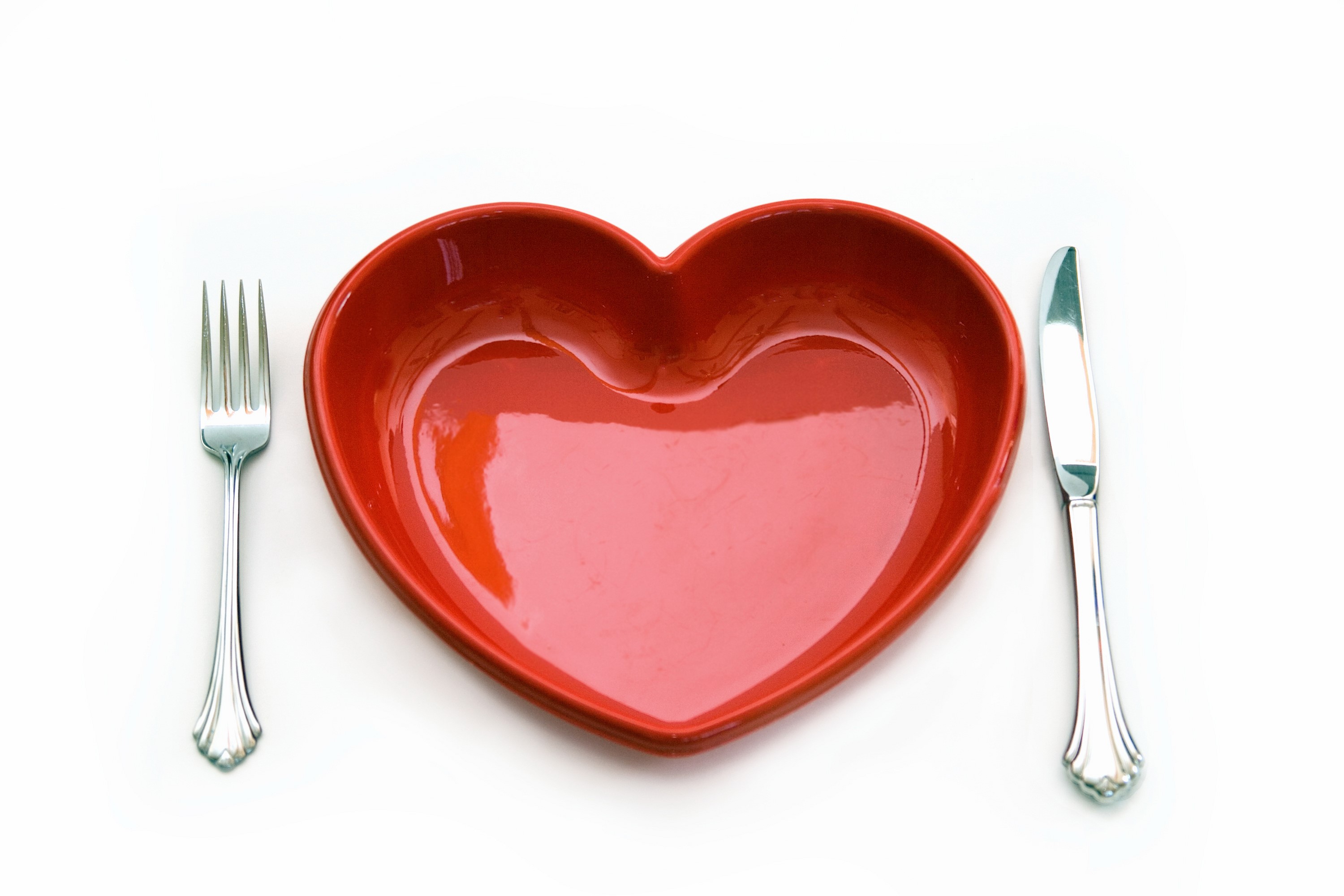 Heart-shaped plate with fork and knife HD Wallpaper