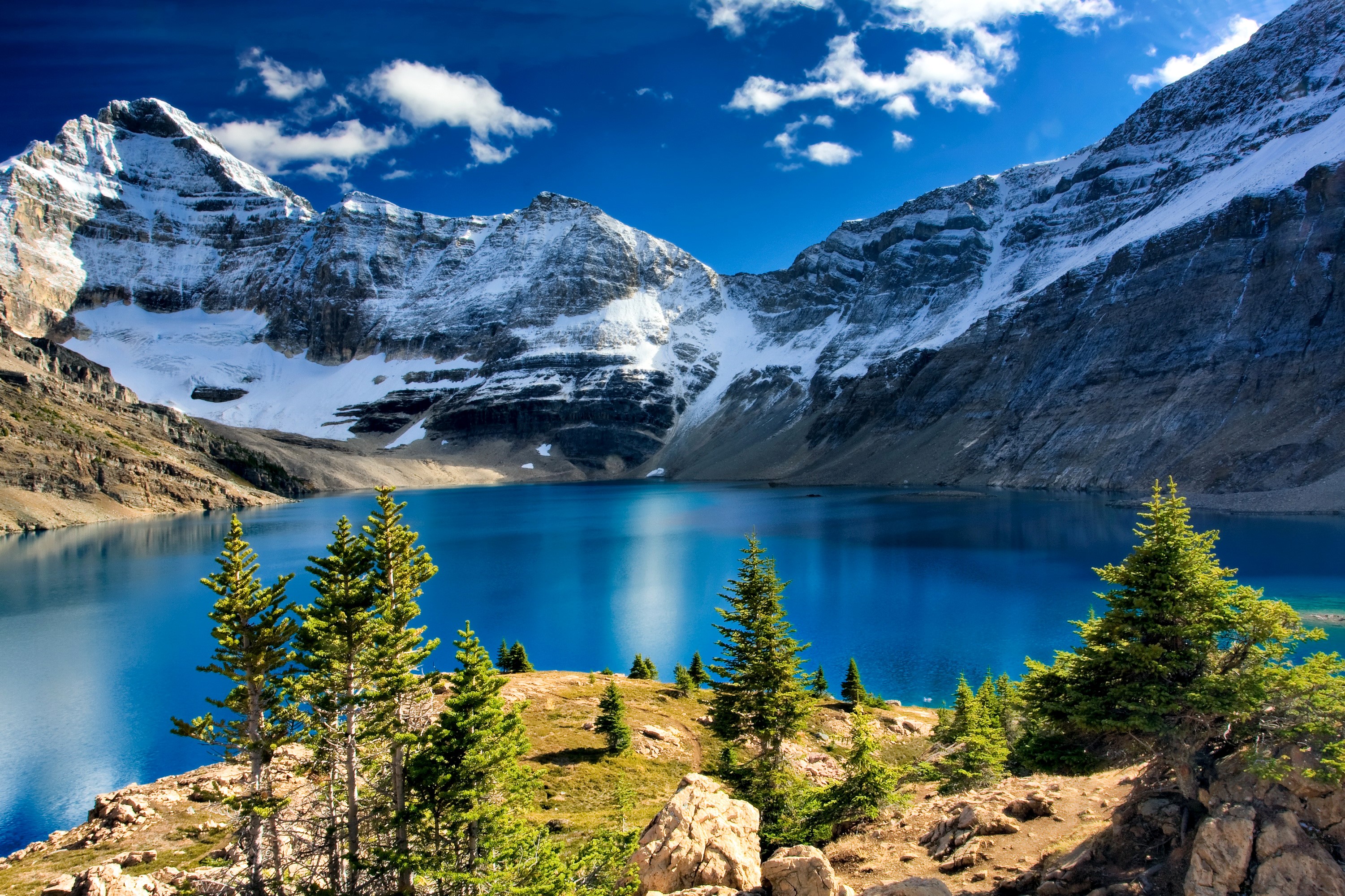 Snow-capped mountains overlooking a bright blue lake in Yoho National Park, Canada HD Wallpaper