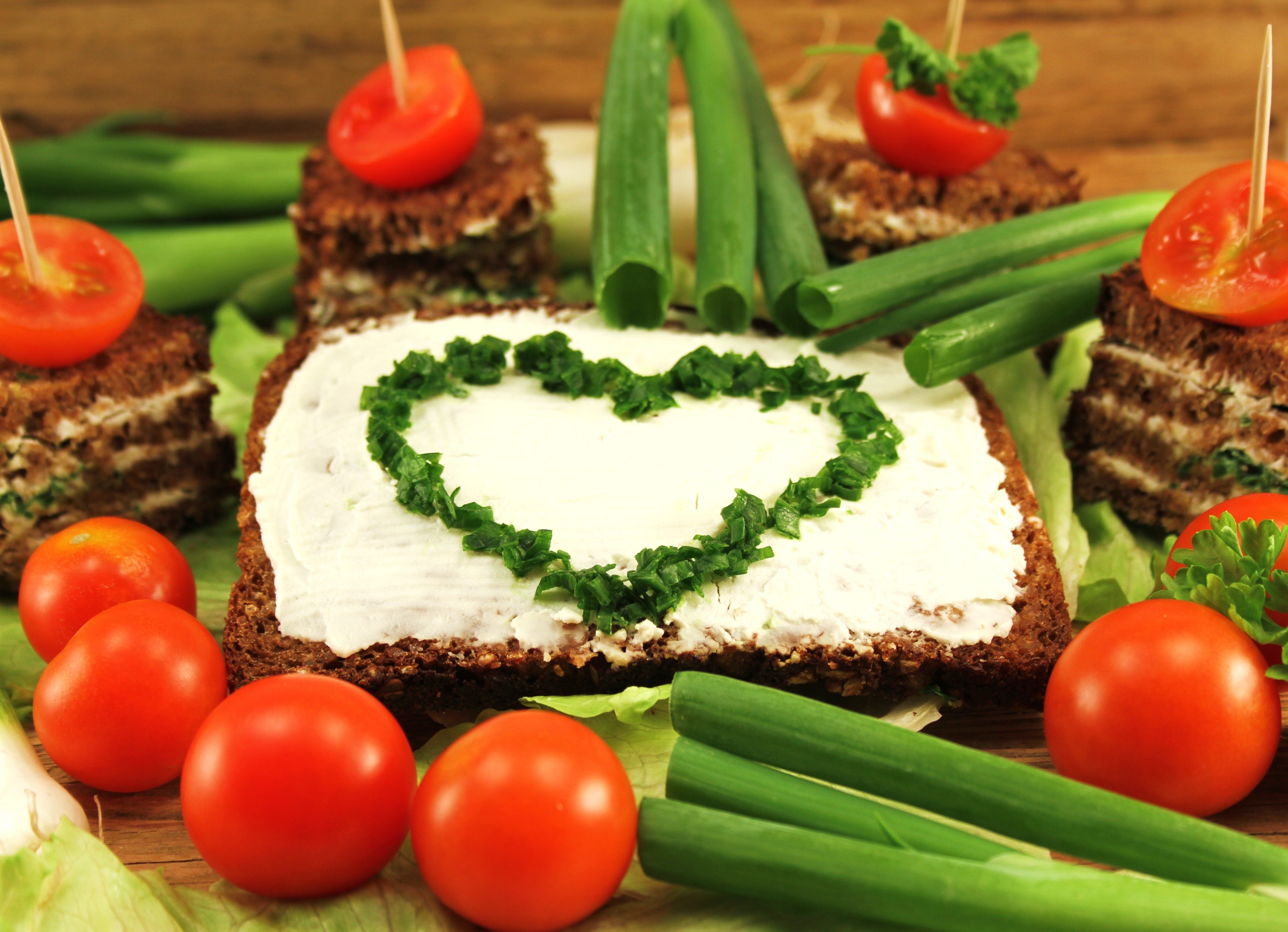 Heart-shaped chives on cream cheese toast with tomatoes and green onions HD Wallpaper