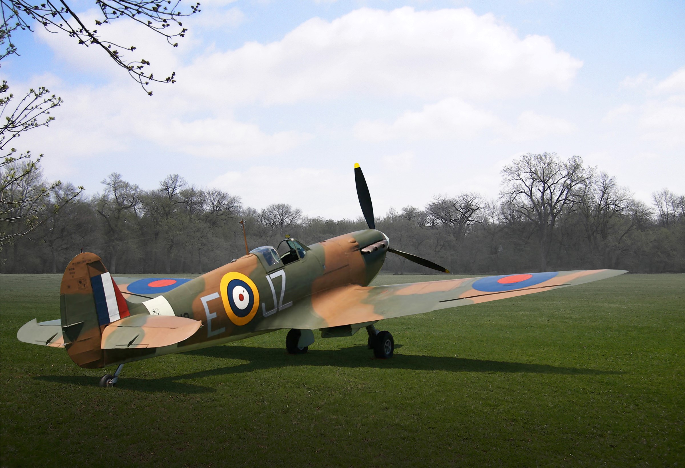 Supermarine Spitfire Mk I airplane on a grassy field HD Wallpaper