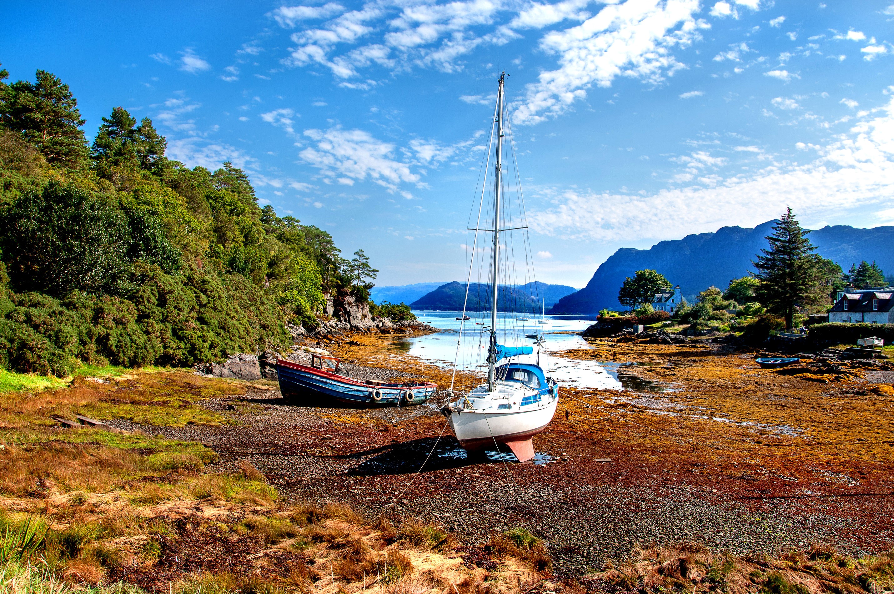 Boats on a shore in Scotland with mountains HD Wallpaper