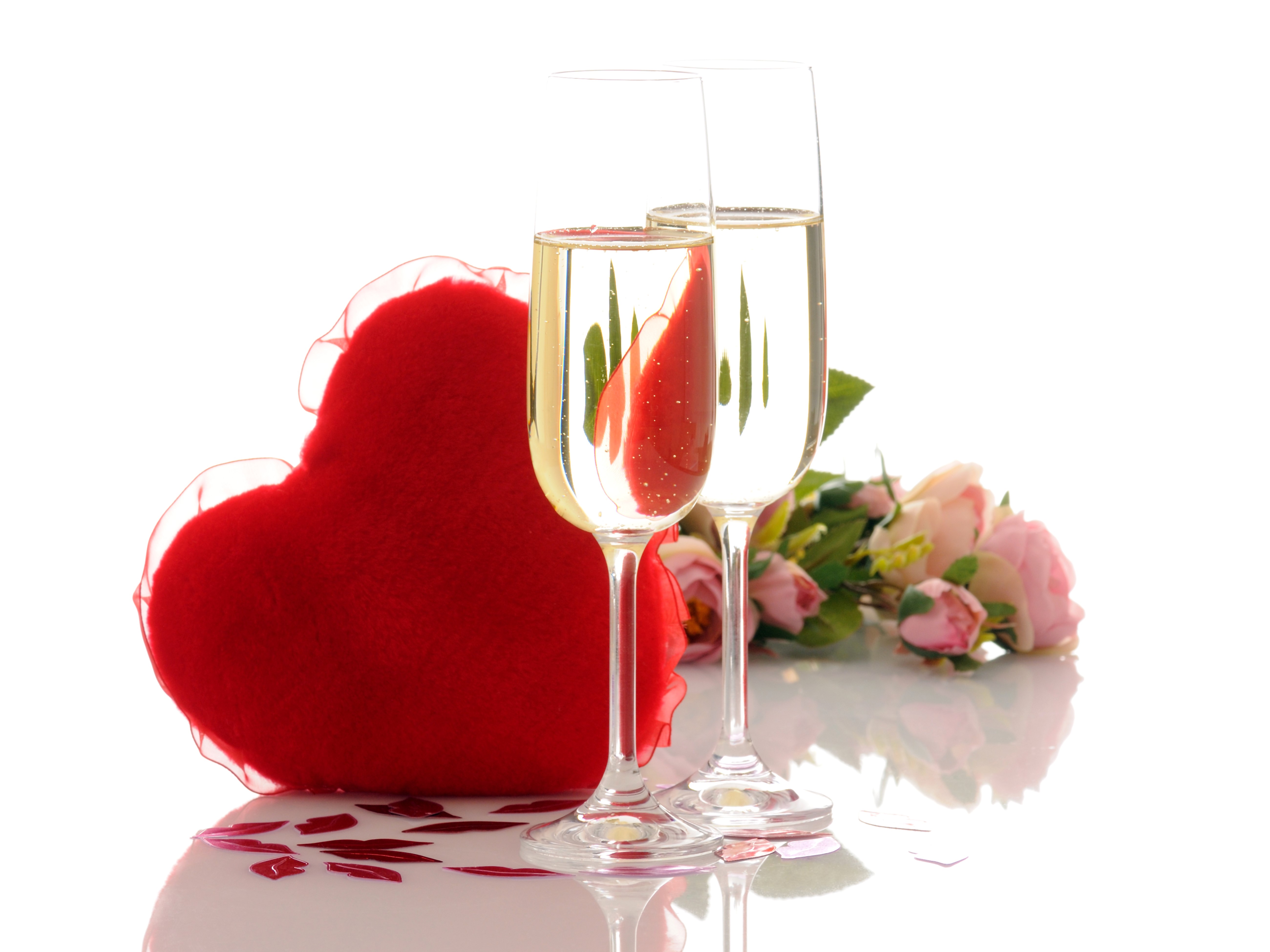Champagne glasses with roses and heart HD Wallpaper