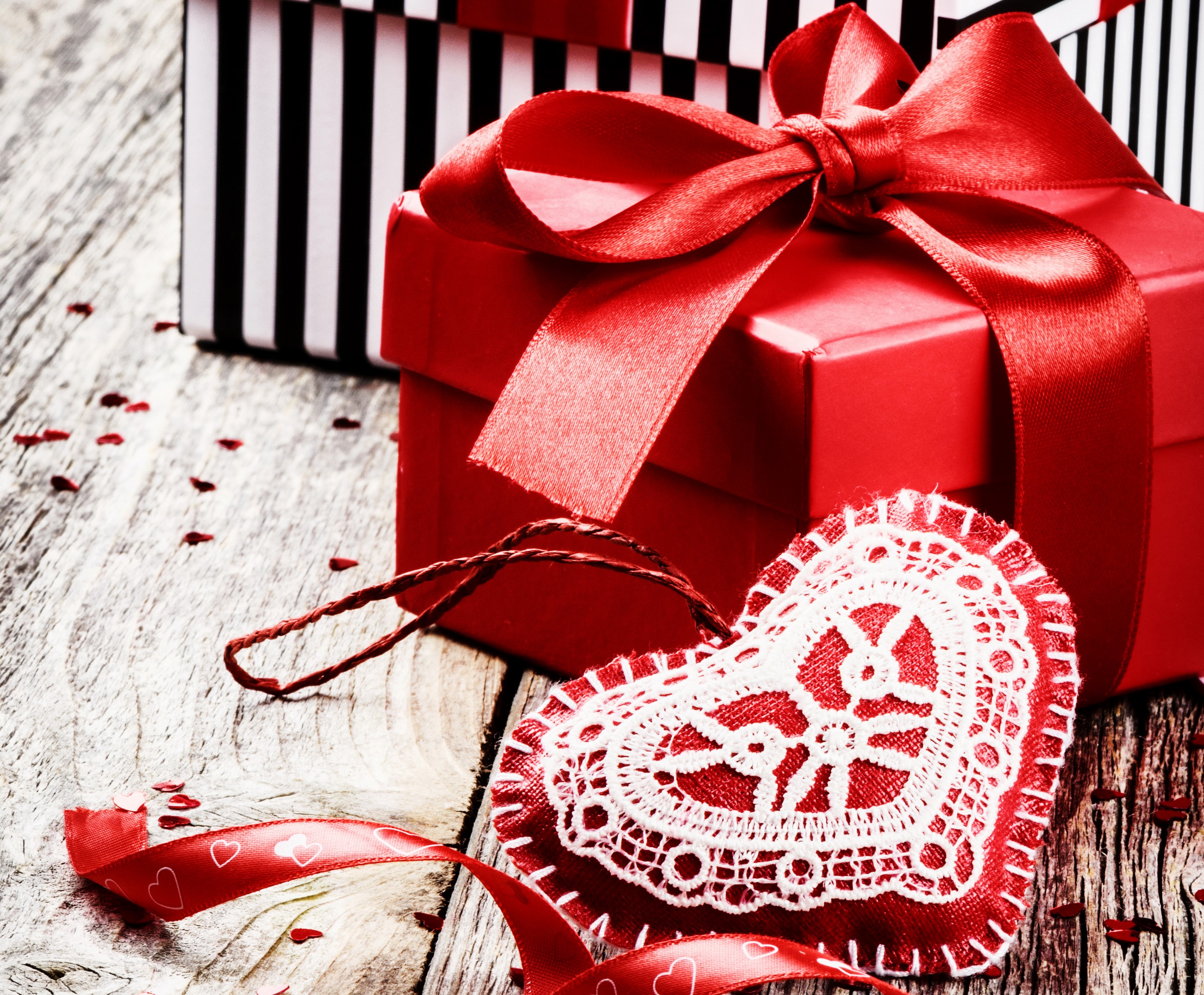 Valentine's Day Gifts with Heart Decoration HD Wallpaper