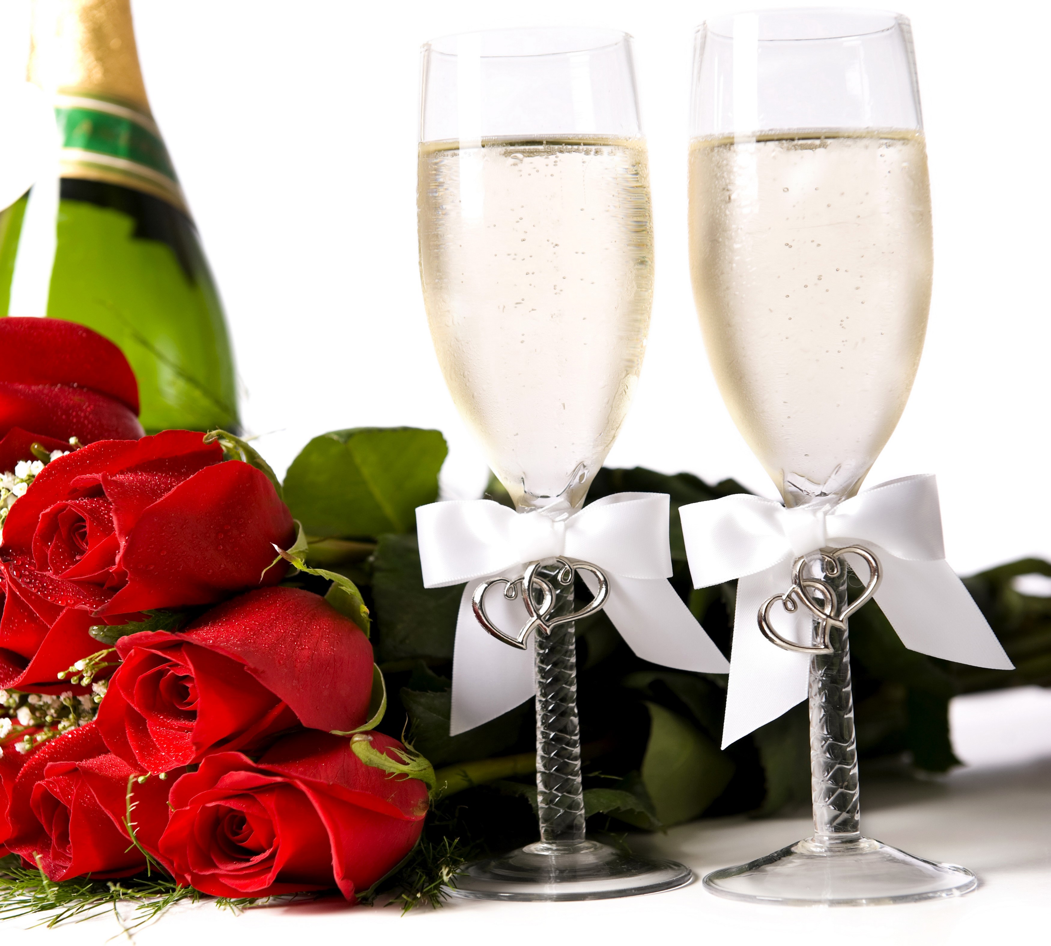 Champagne glasses with red roses and champagne bottle HD Wallpaper