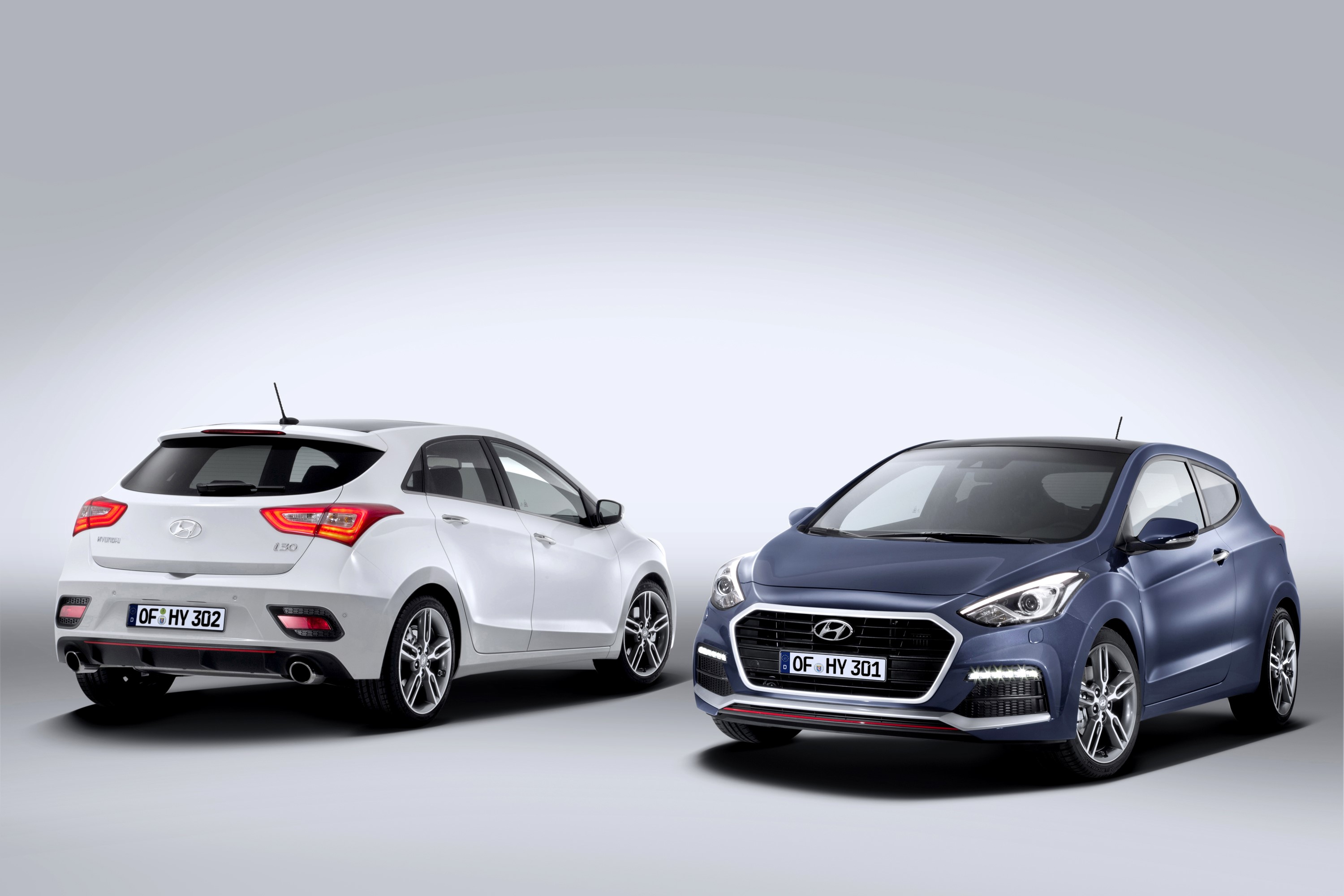 Two Hyundai i30 Turbo cars HD Wallpaper