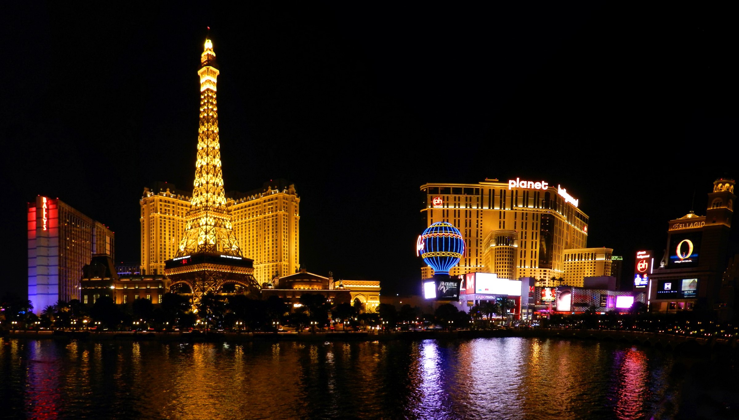 Las Vegas Strip at night with Eiffel Tower replica and Bellagio fountains HD Wallpaper