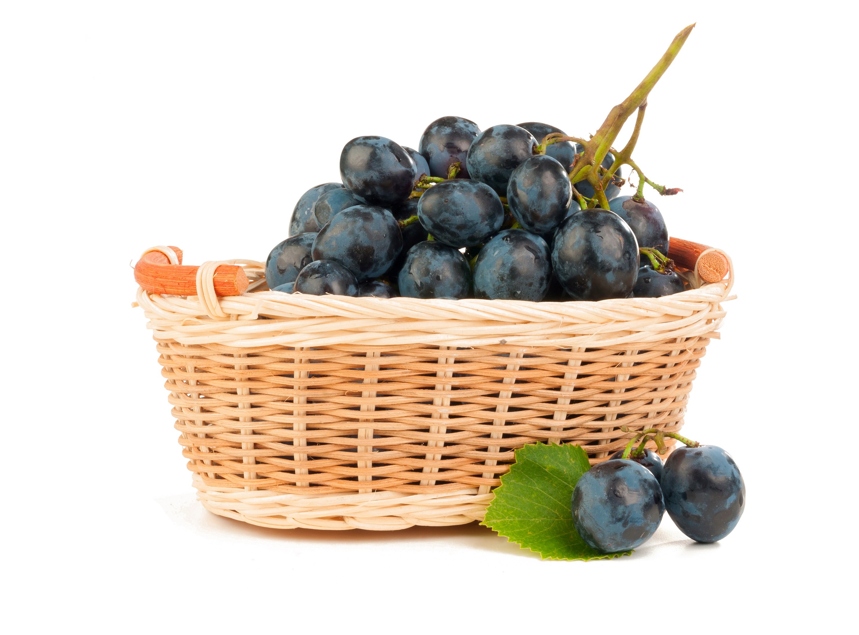 Grapes in a wicker basket HD Wallpaper