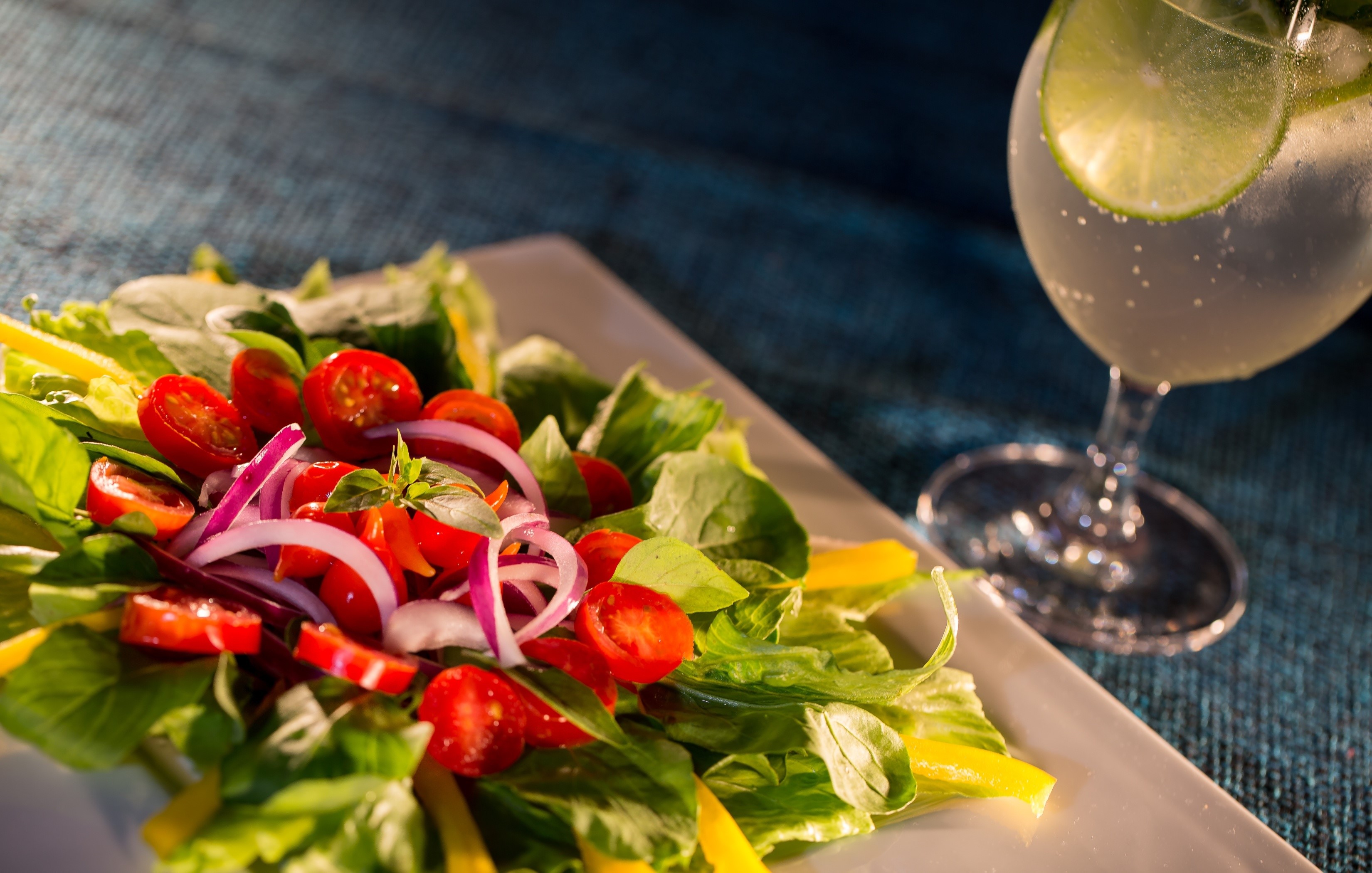 Salad with tomatoes and a drink with lime HD Wallpaper