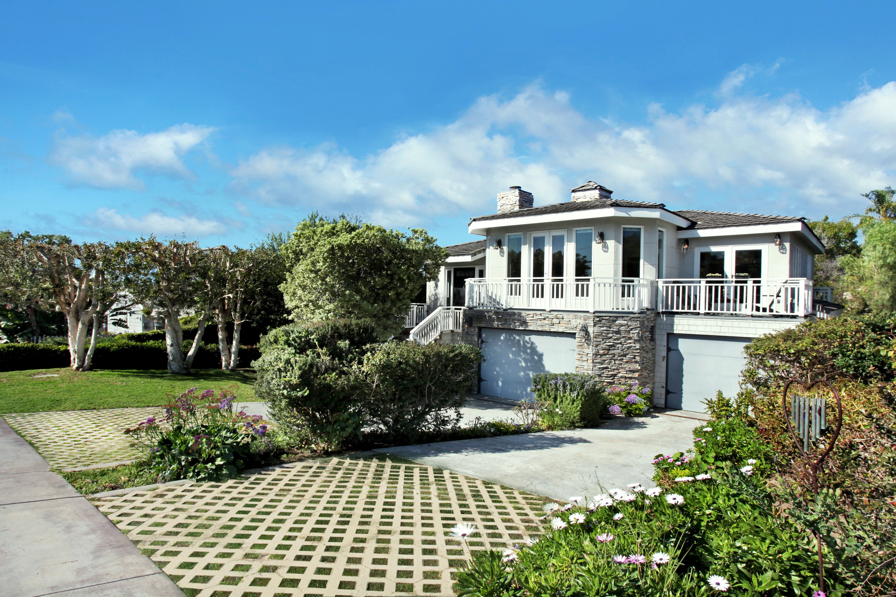 Modern house with stone accents and garages HD Wallpaper