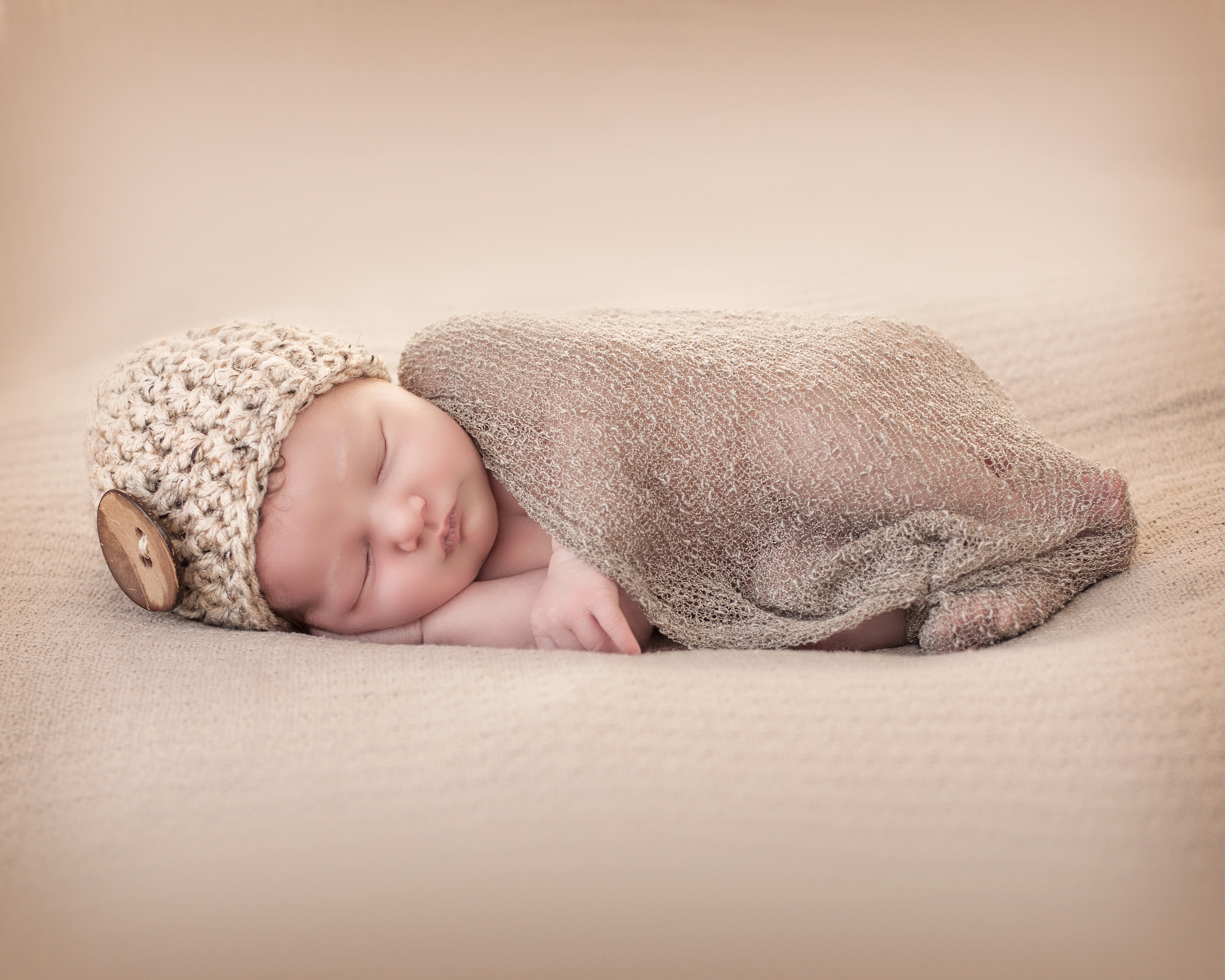 Newborn baby sleeping in a knitted hat HD Wallpaper