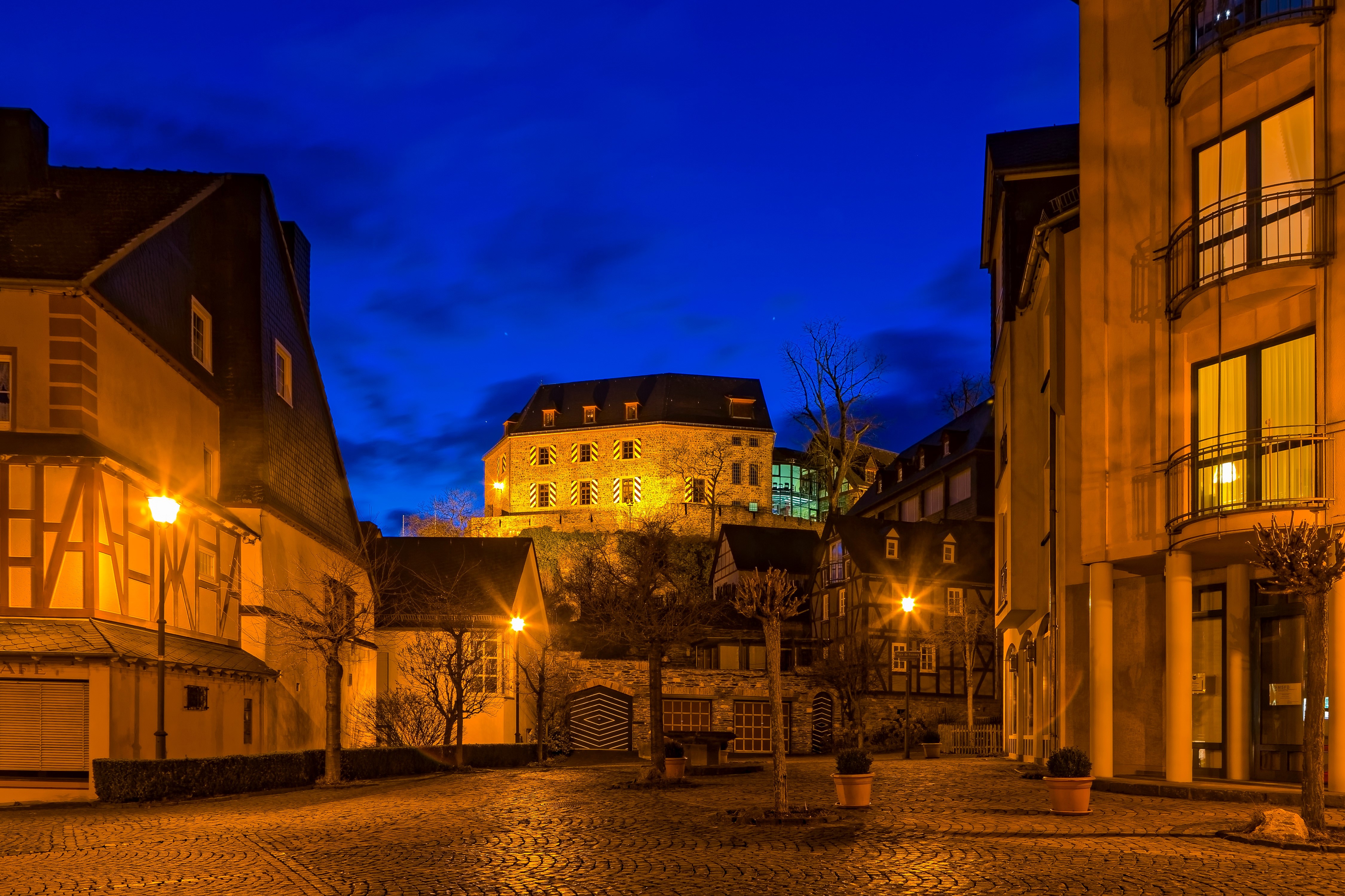4K Night street view of Kastellaun, Germany with castle HD Wallpaper
