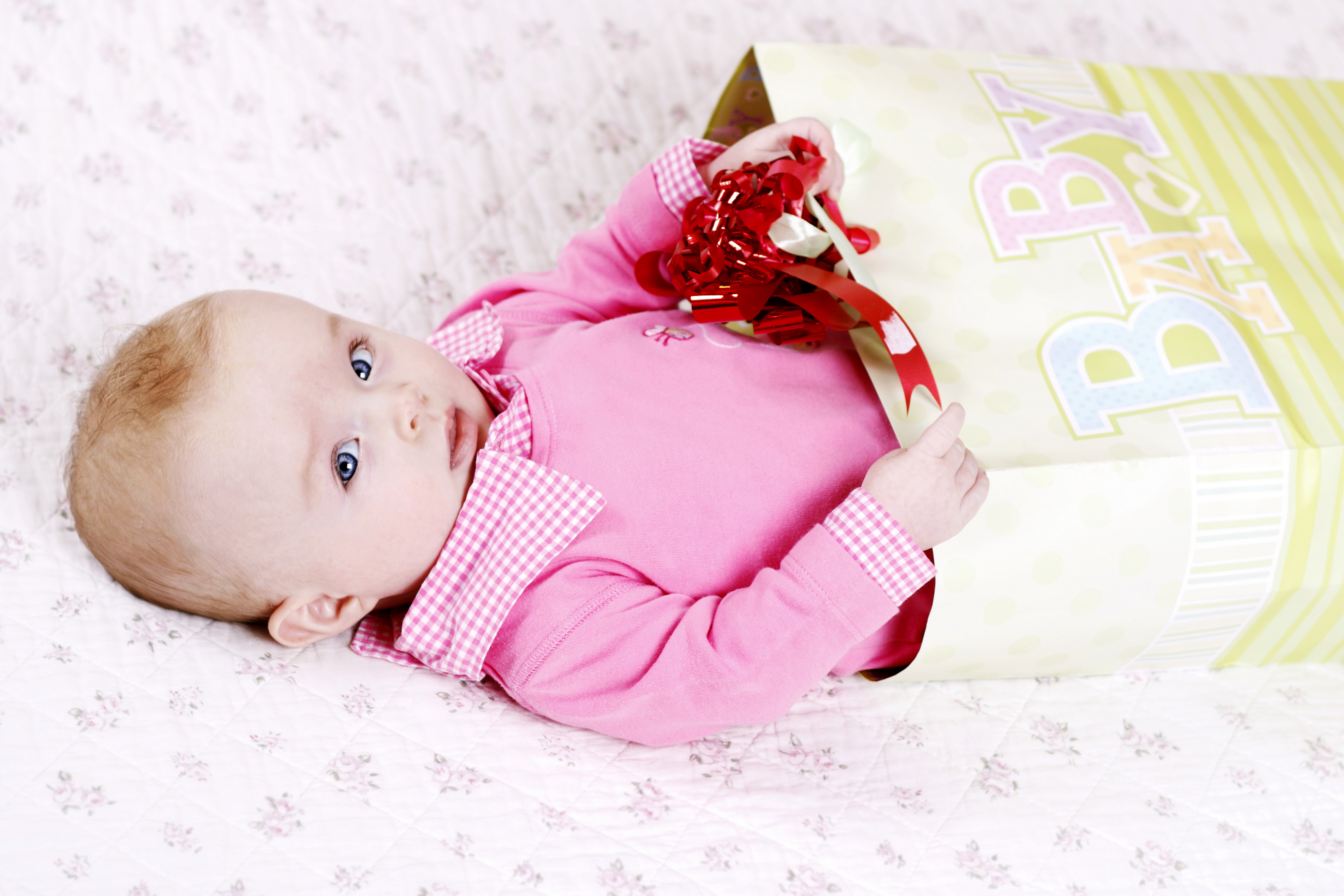 Baby looking out of a gift bag HD Wallpaper