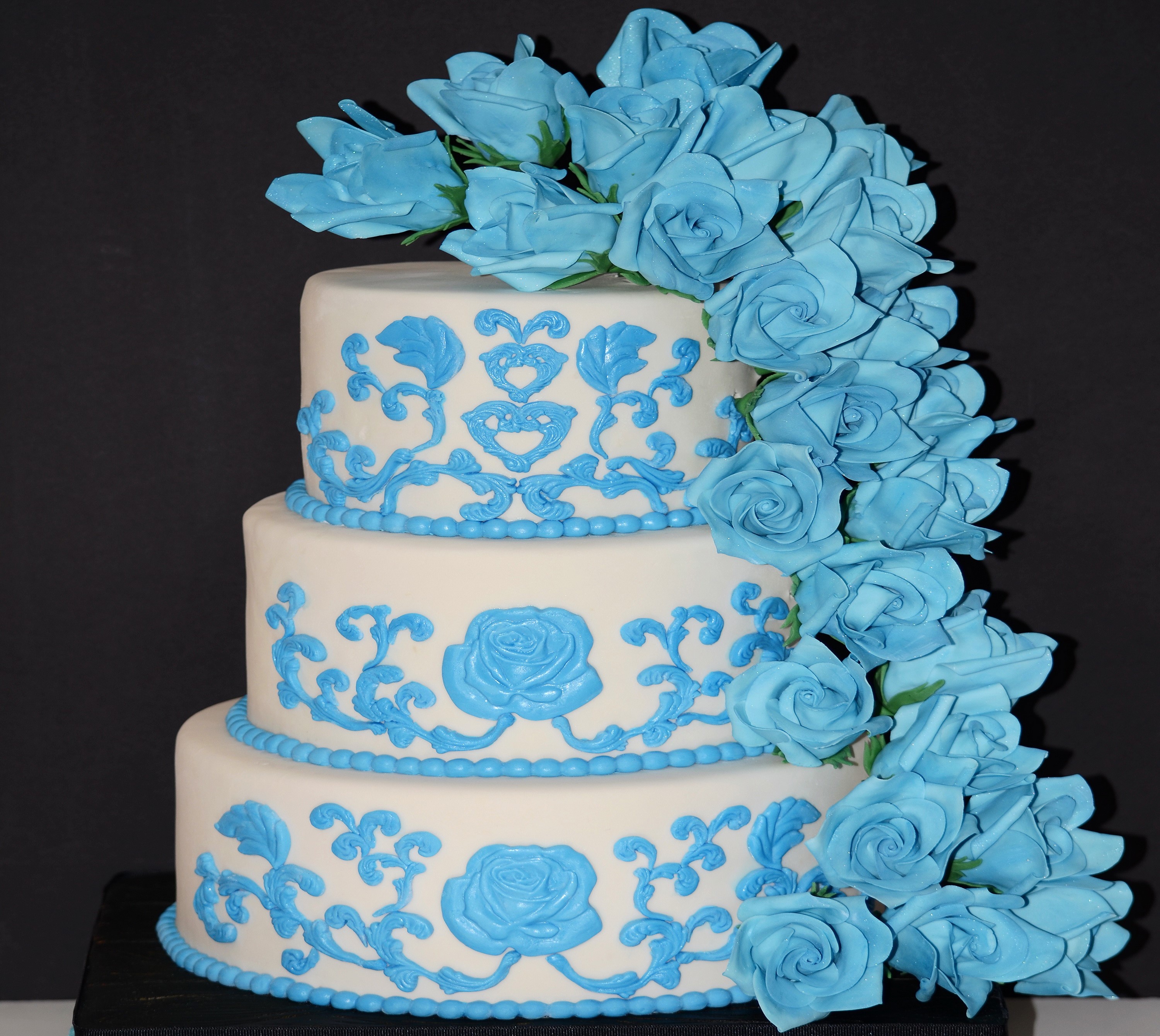 Three-tier white cake with blue rose decorations HD Wallpaper