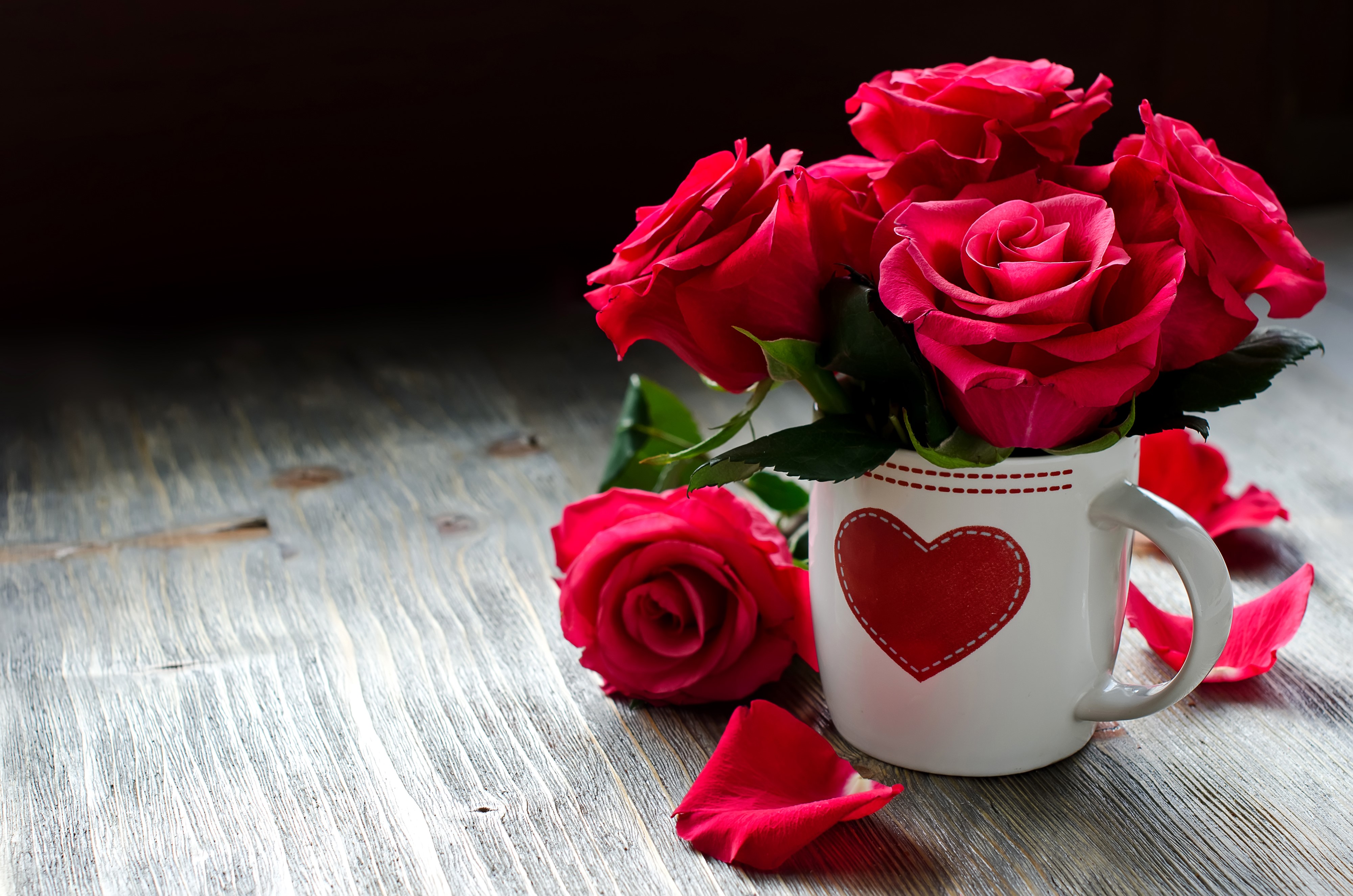 Red Roses in a Heart Mug HD Wallpaper