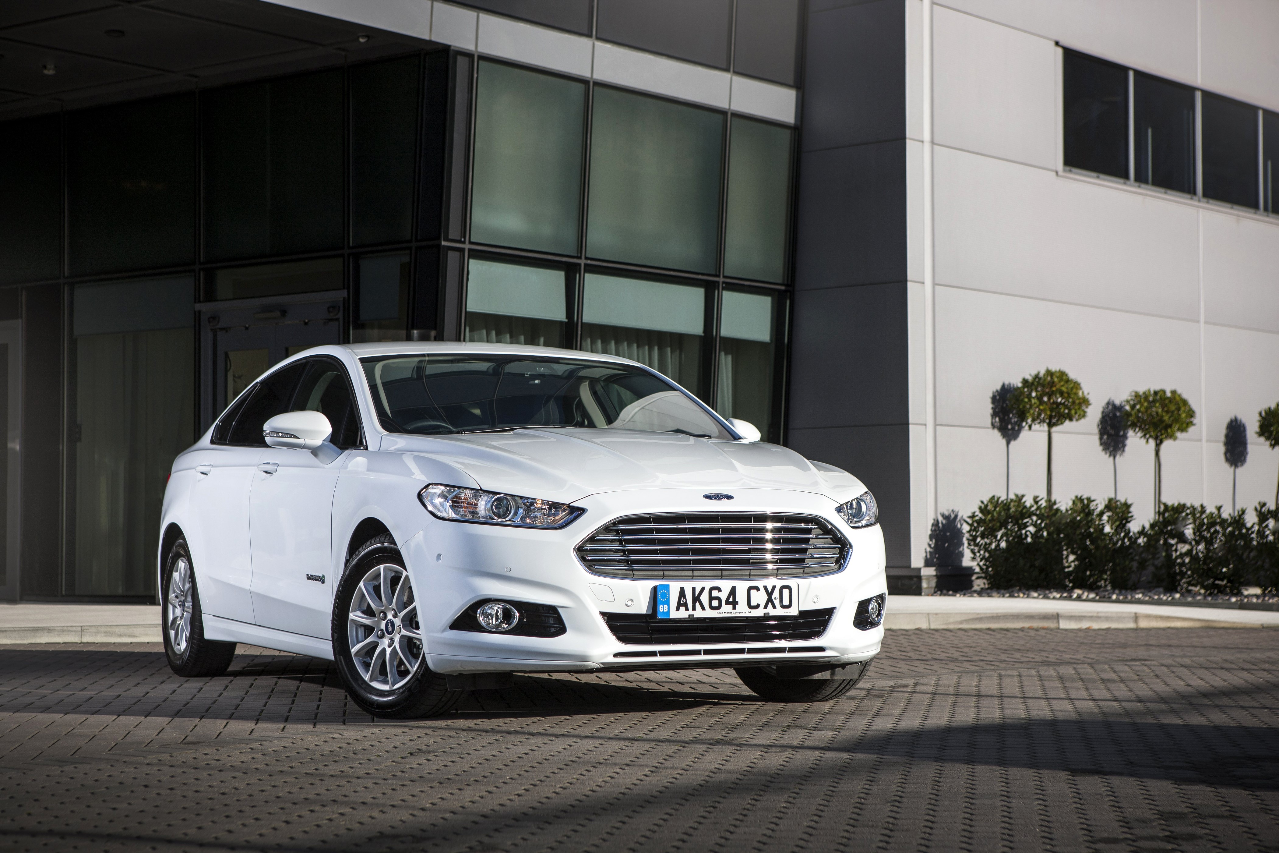 White 2015 Ford Mondeo Hybrid HD Wallpaper
