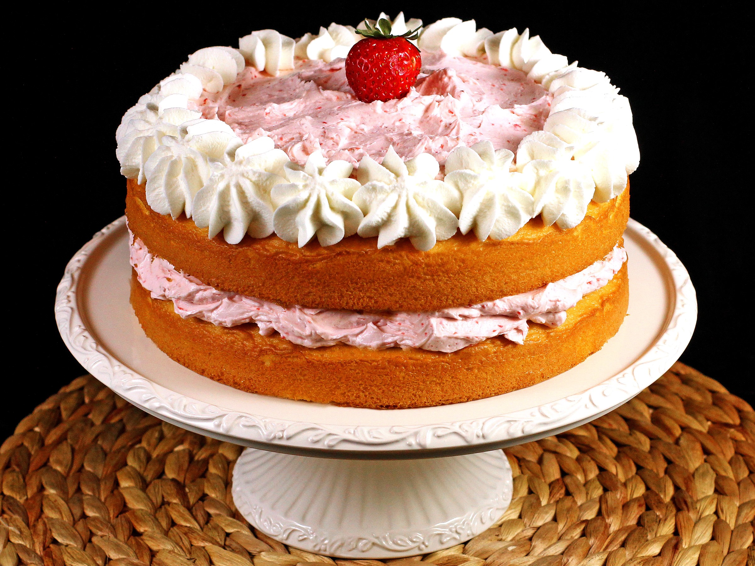 Strawberry cake with whipped cream and frosting HD Wallpaper