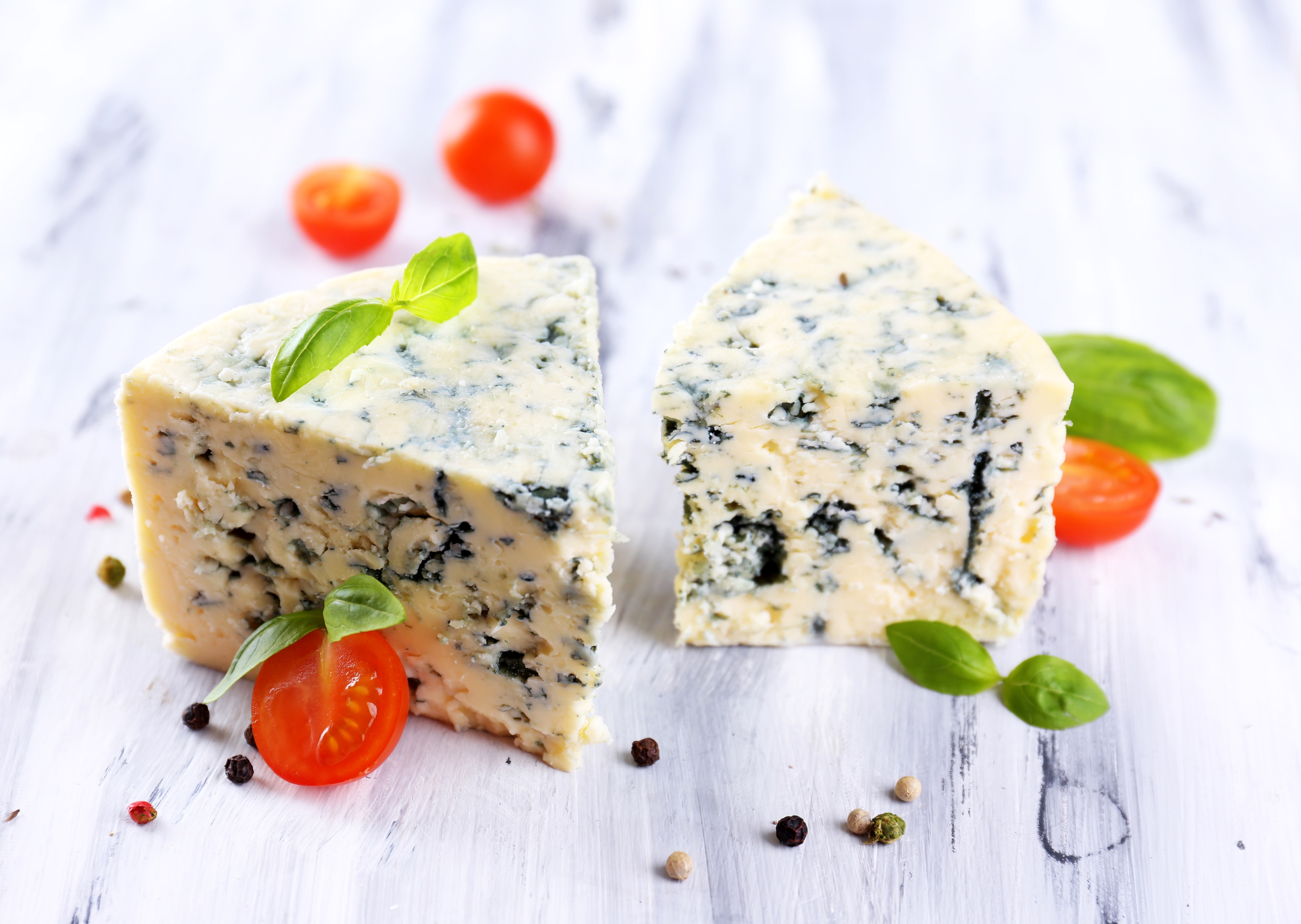 Blue cheese wedges with cherry tomatoes and basil HD Wallpaper