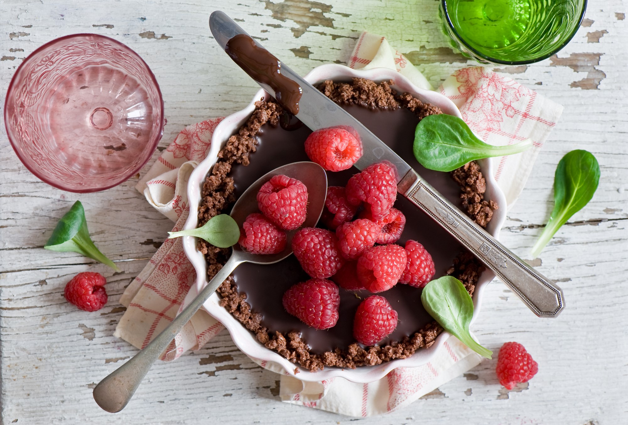 Chocolate raspberry tart with spoon and knife HD Wallpaper