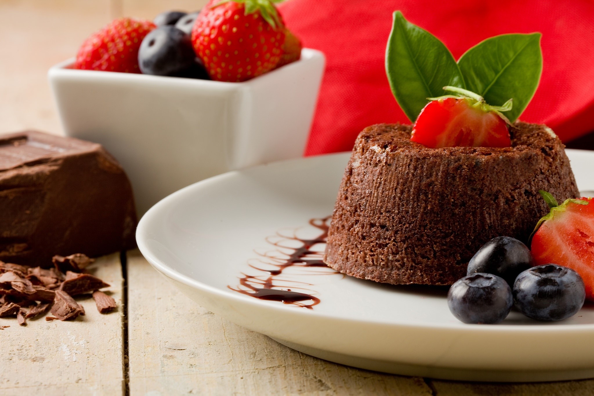 Chocolate dessert with strawberries and blueberries HD Wallpaper