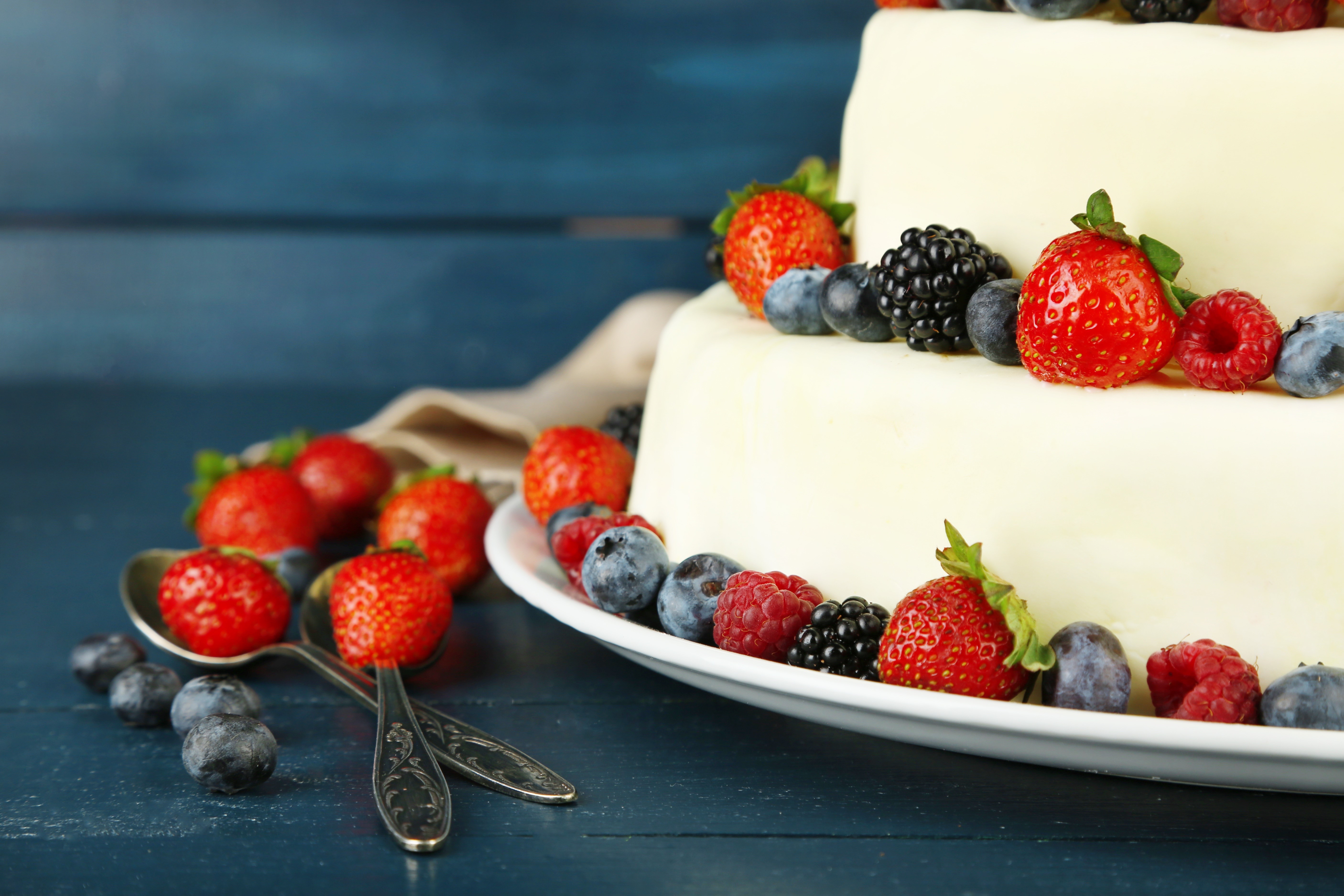 Two-tier cake with fresh berries and spoons HD Wallpaper