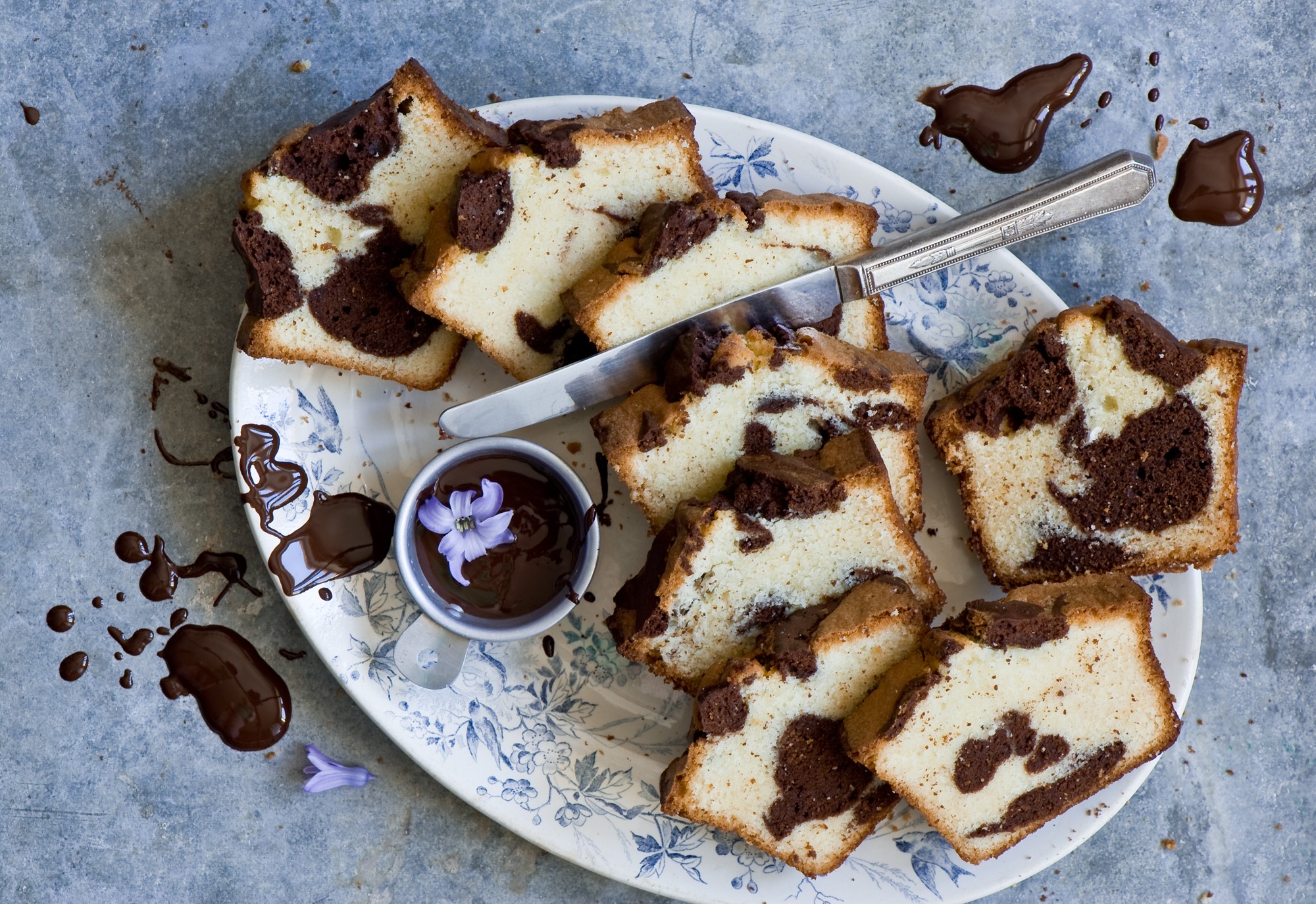 Chocolate Swirl Pound Cake Slices with Chocolate Sauce HD Wallpaper