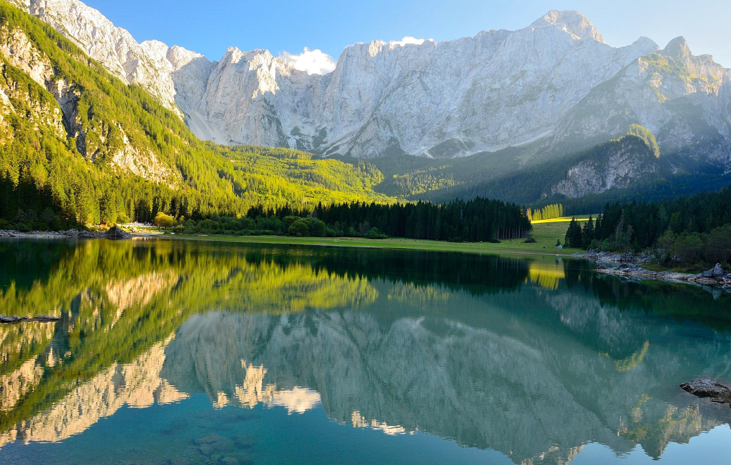 Lake and mountains in Italy HD Wallpaper