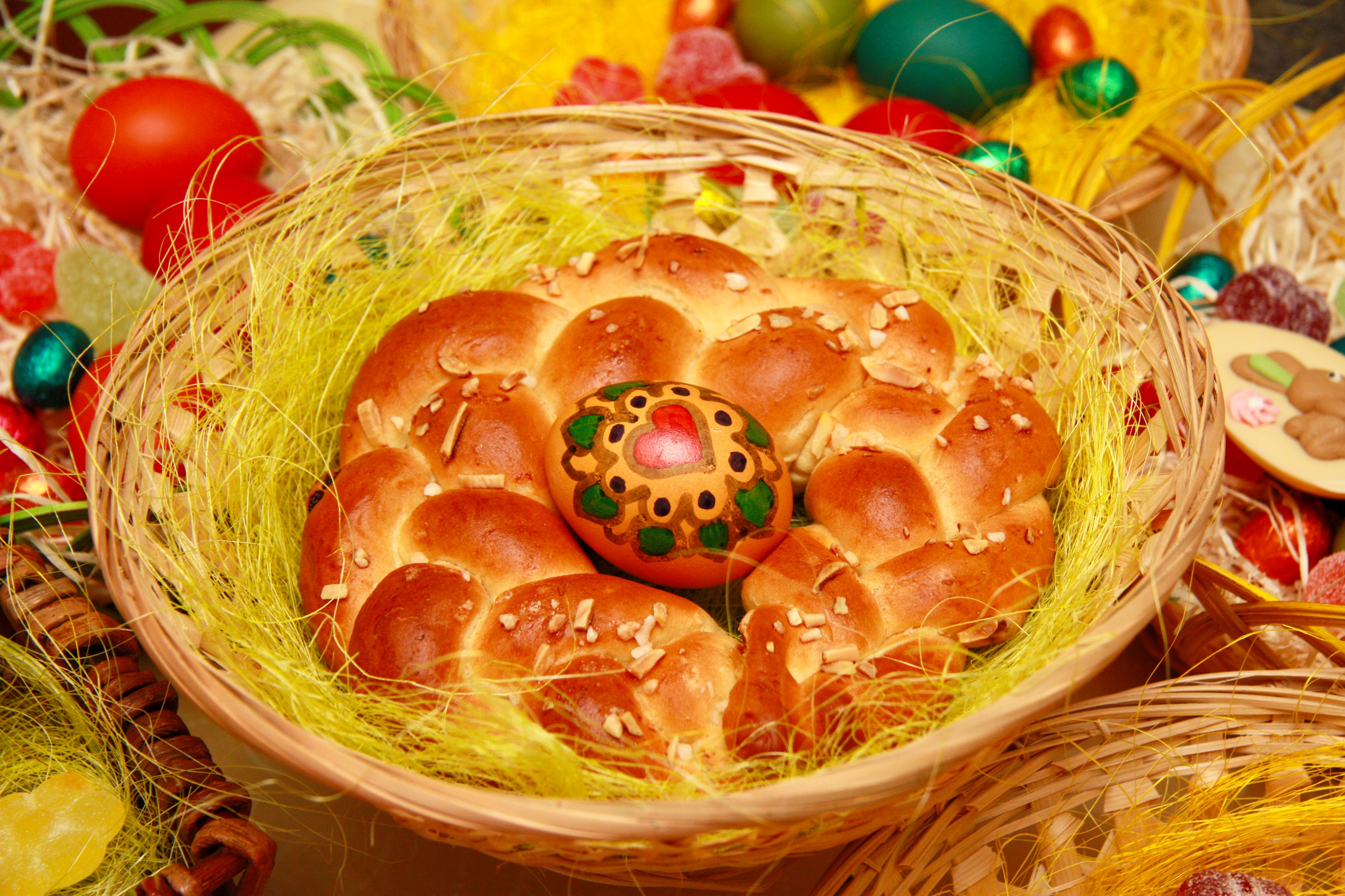 Easter basket with braided bread and decorated egg HD Wallpaper