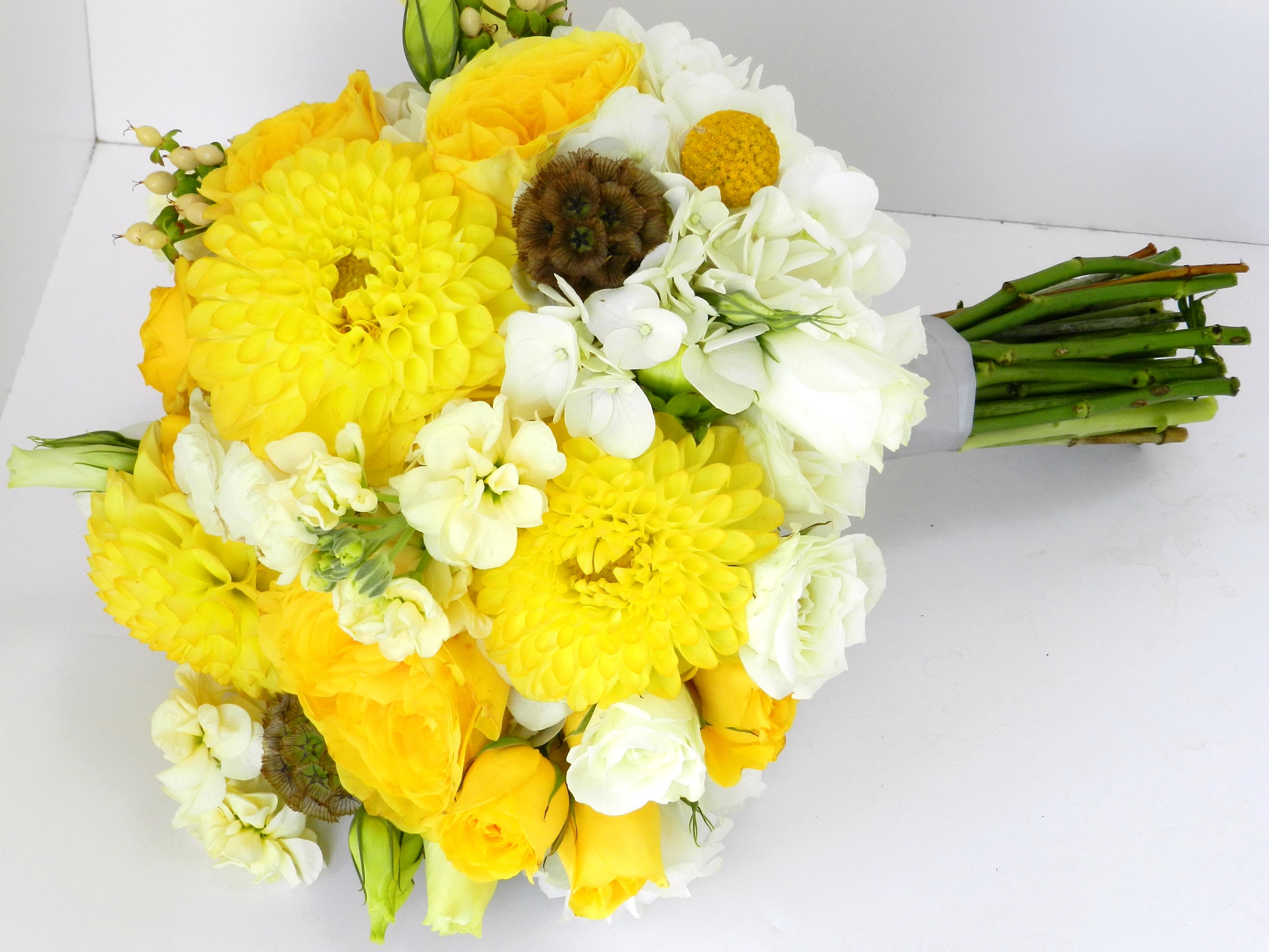 Yellow and White Flower Bouquet HD Wallpaper