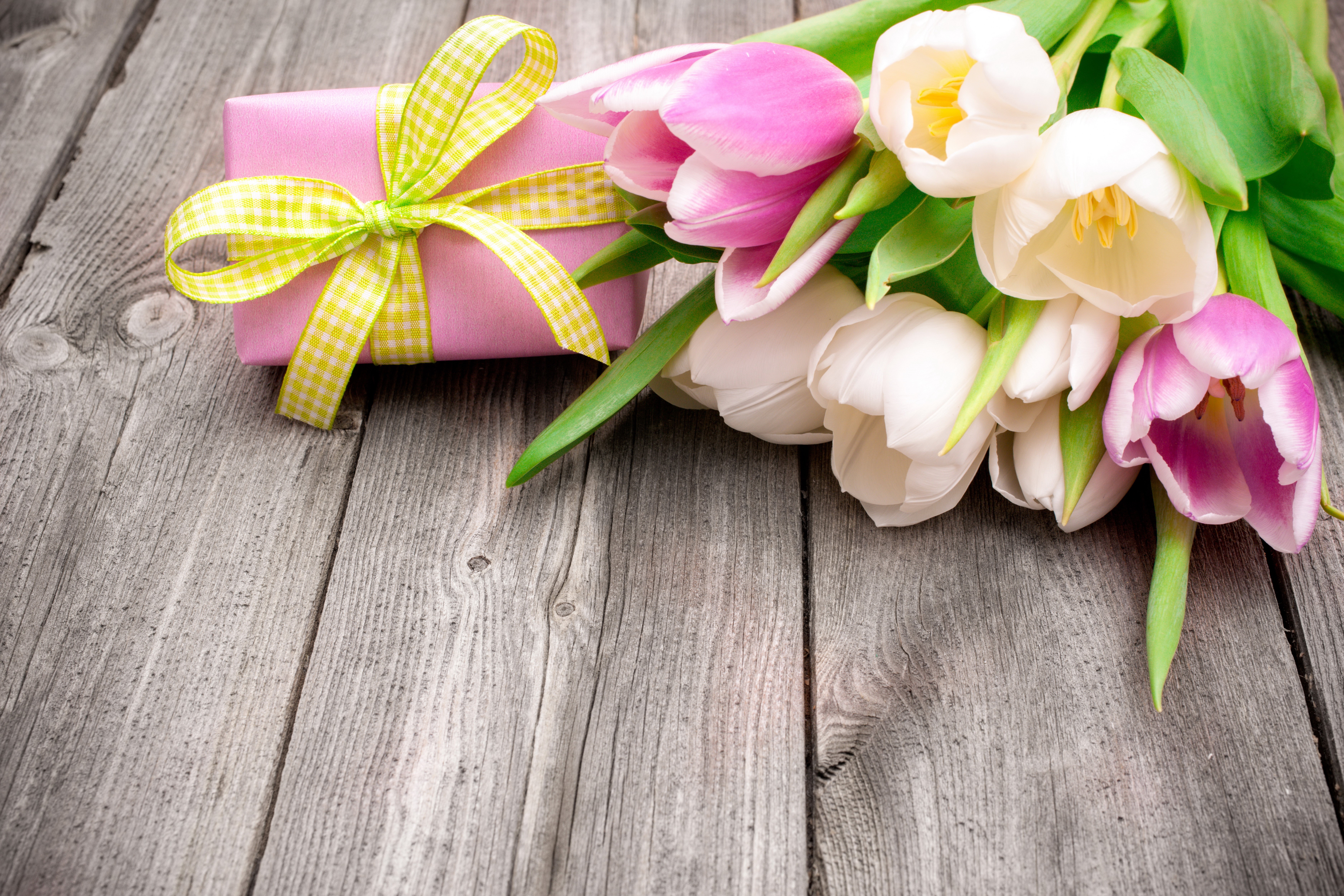 Pink gift with yellow bow and tulips HD Wallpaper