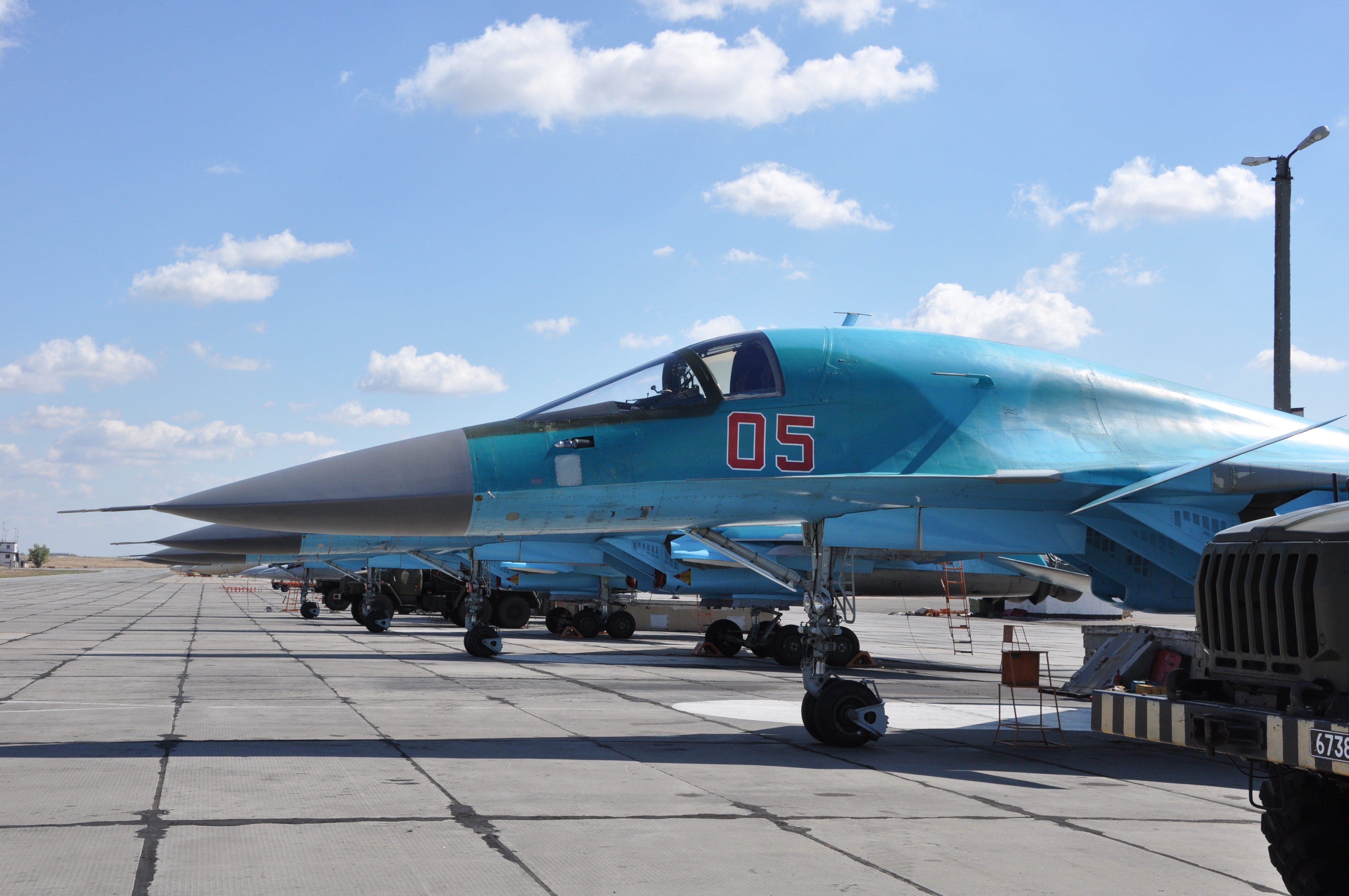 Sukhoi Su-34 fighter jets on tarmac HD Wallpaper