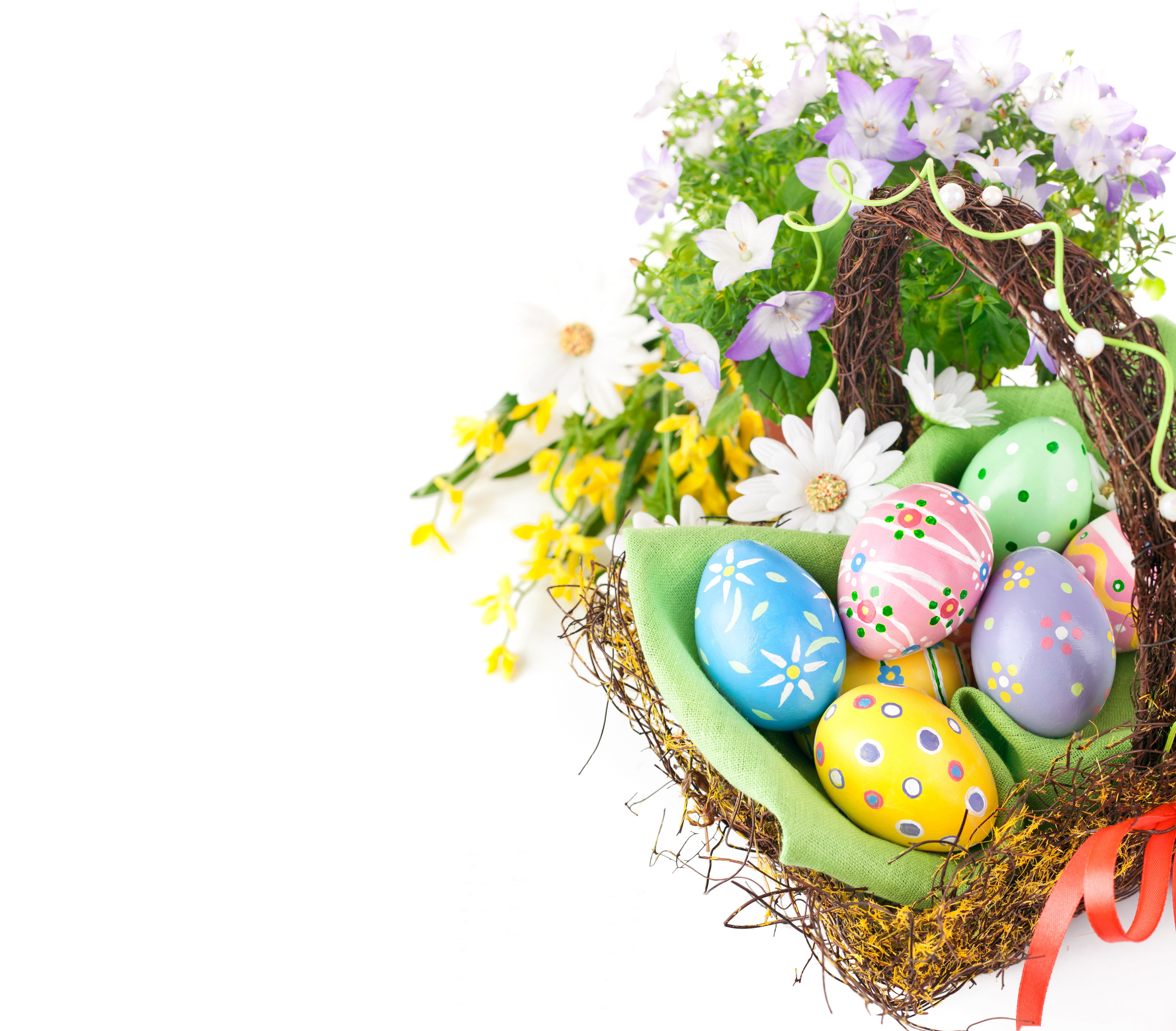 Easter eggs in a wicker basket with flowers HD Wallpaper