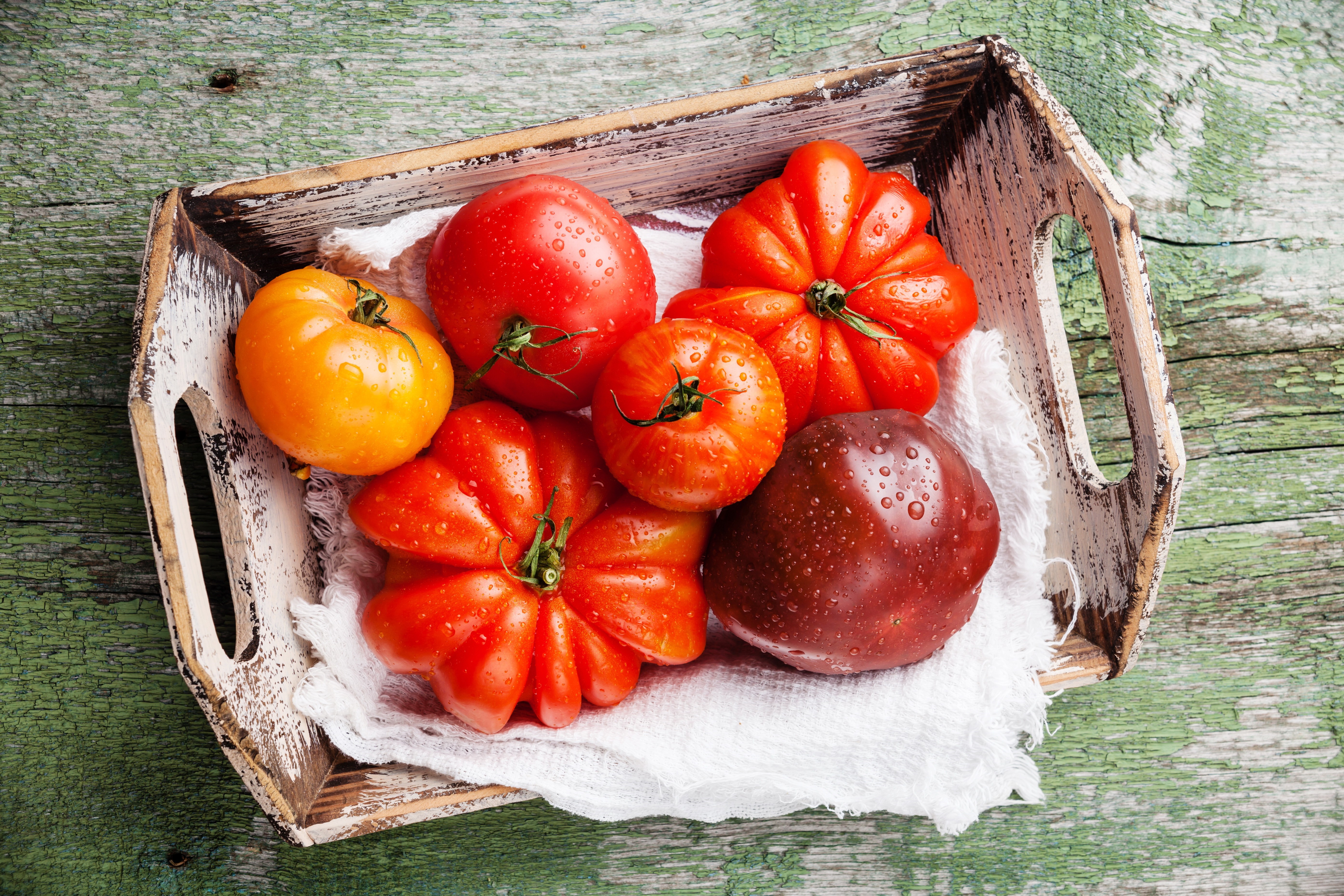 Assortment of Heirloom Tomatoes in a Wooden Crate HD Wallpaper