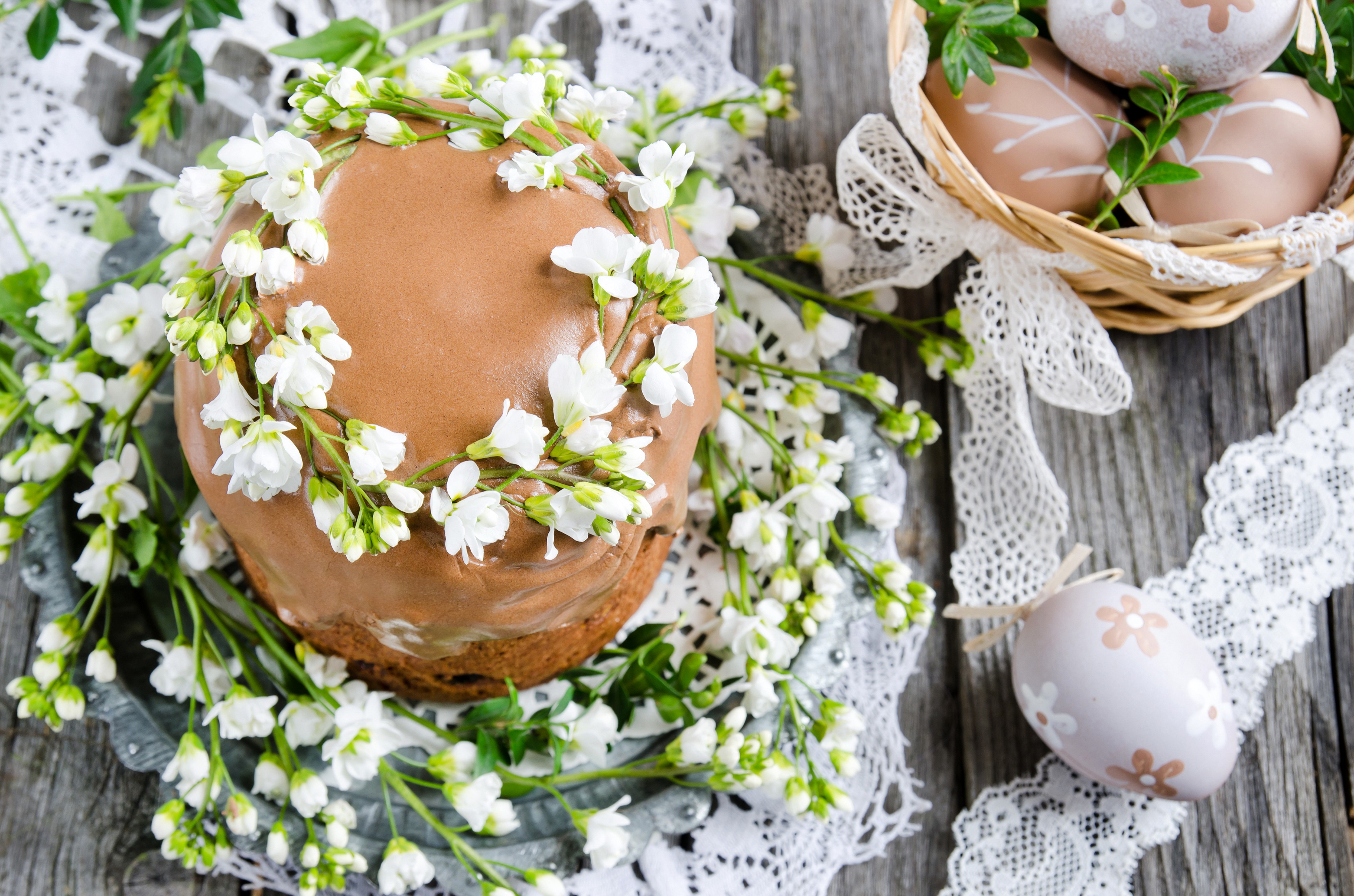 Easter cake and decorated eggs with flowers HD Wallpaper