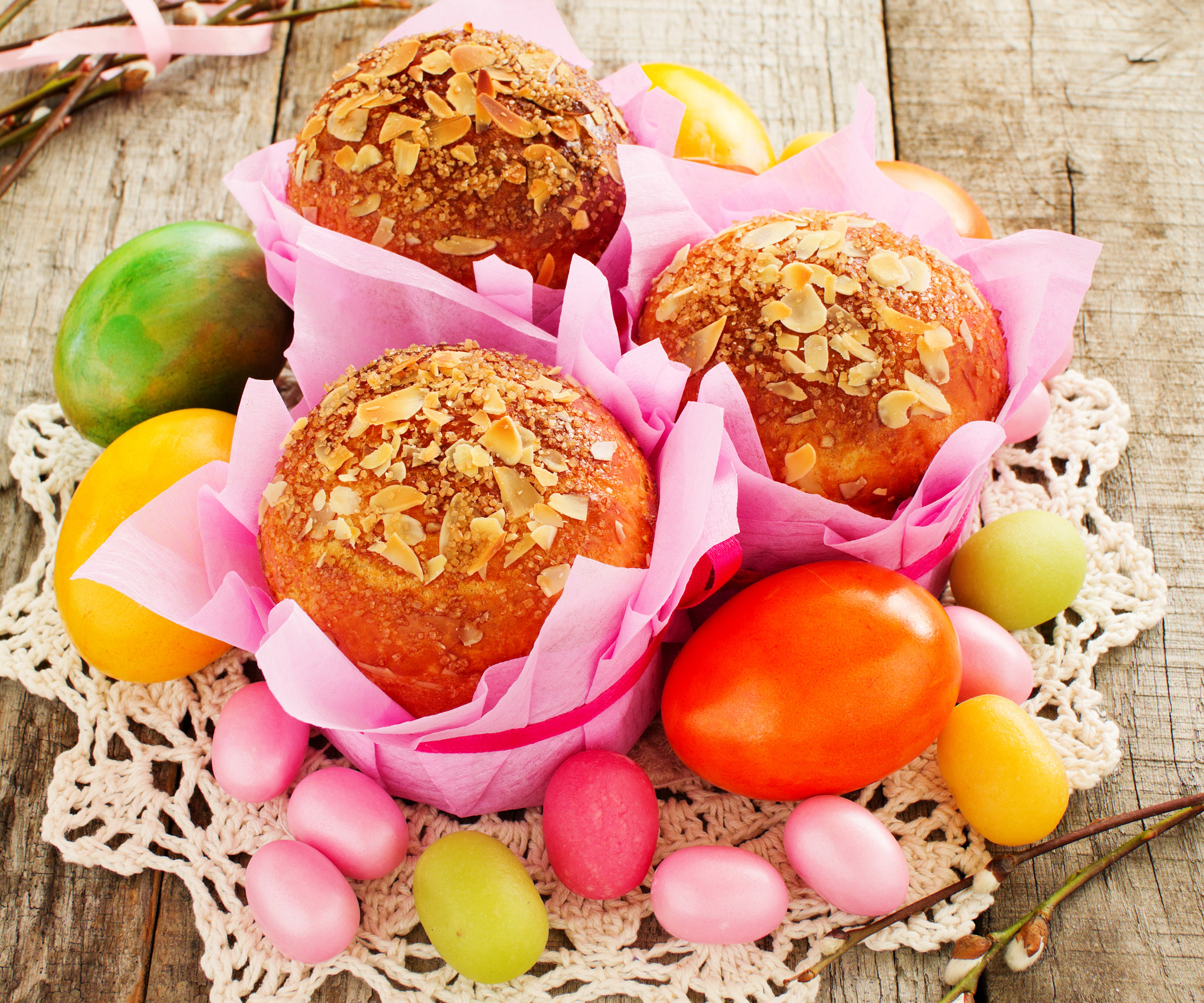 Easter Kulich pastries with almonds and colorful eggs HD Wallpaper