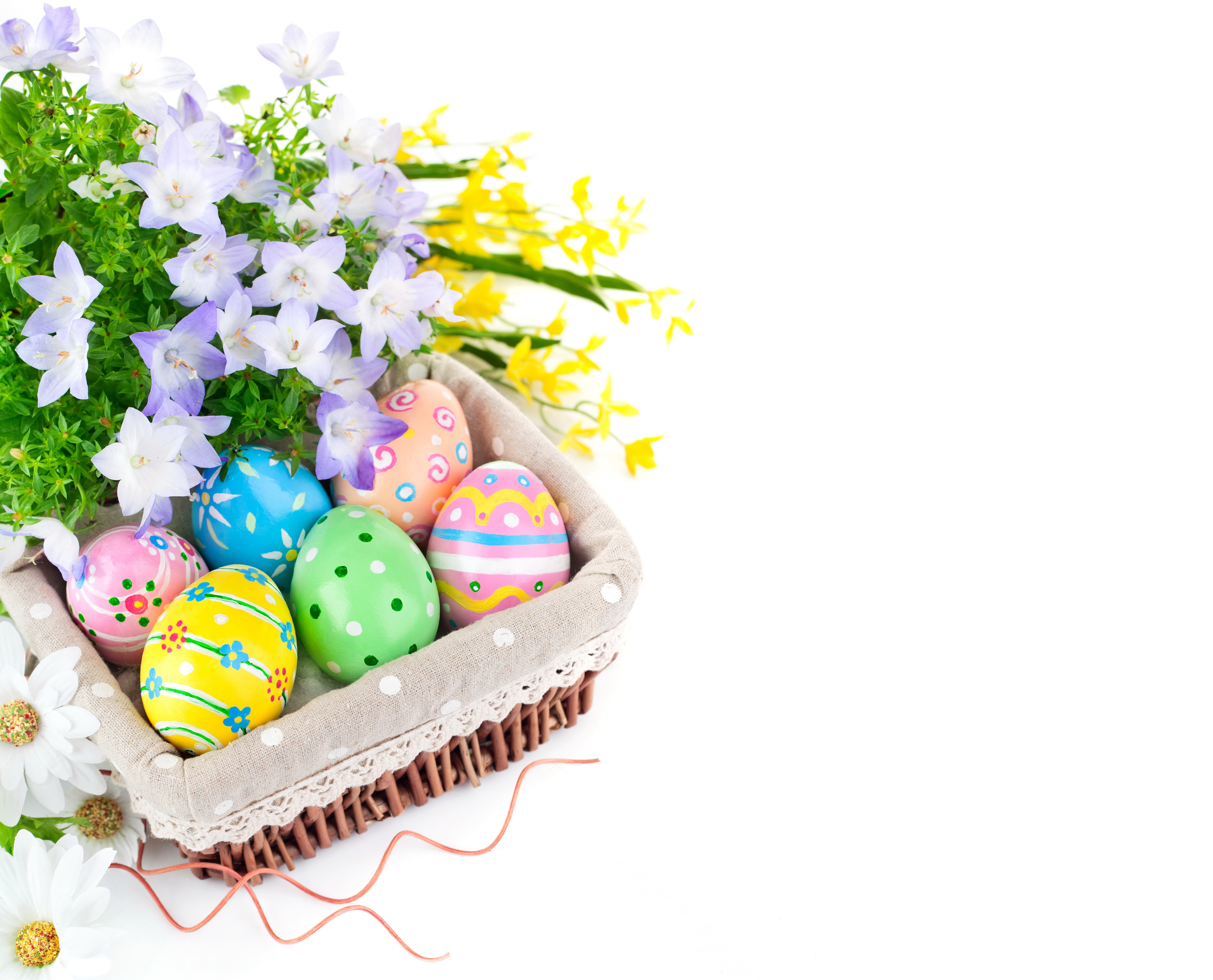 Easter eggs in a wicker basket with flowers HD Wallpaper