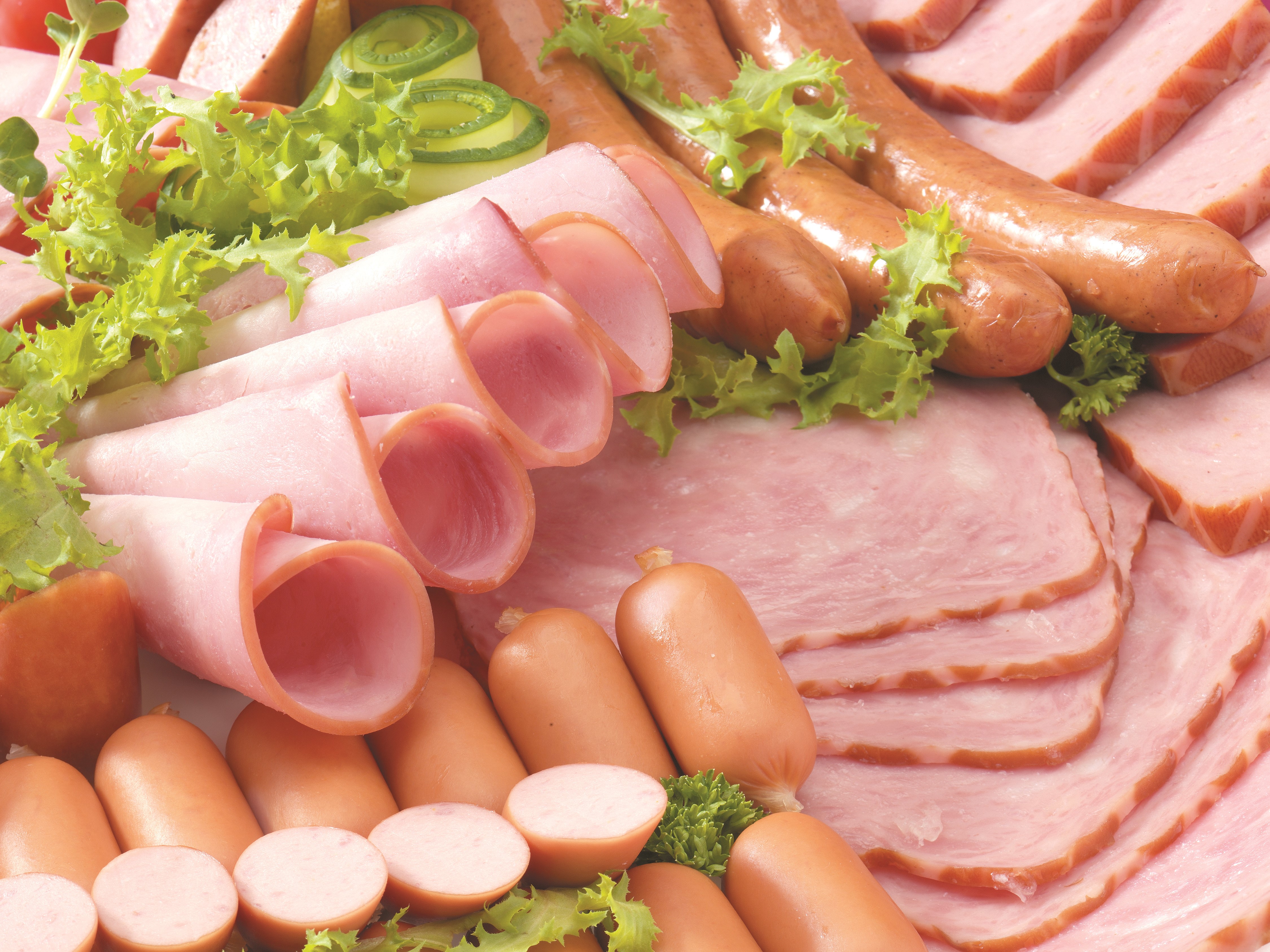 Meat platter with ham, sausages, and lettuce HD Wallpaper
