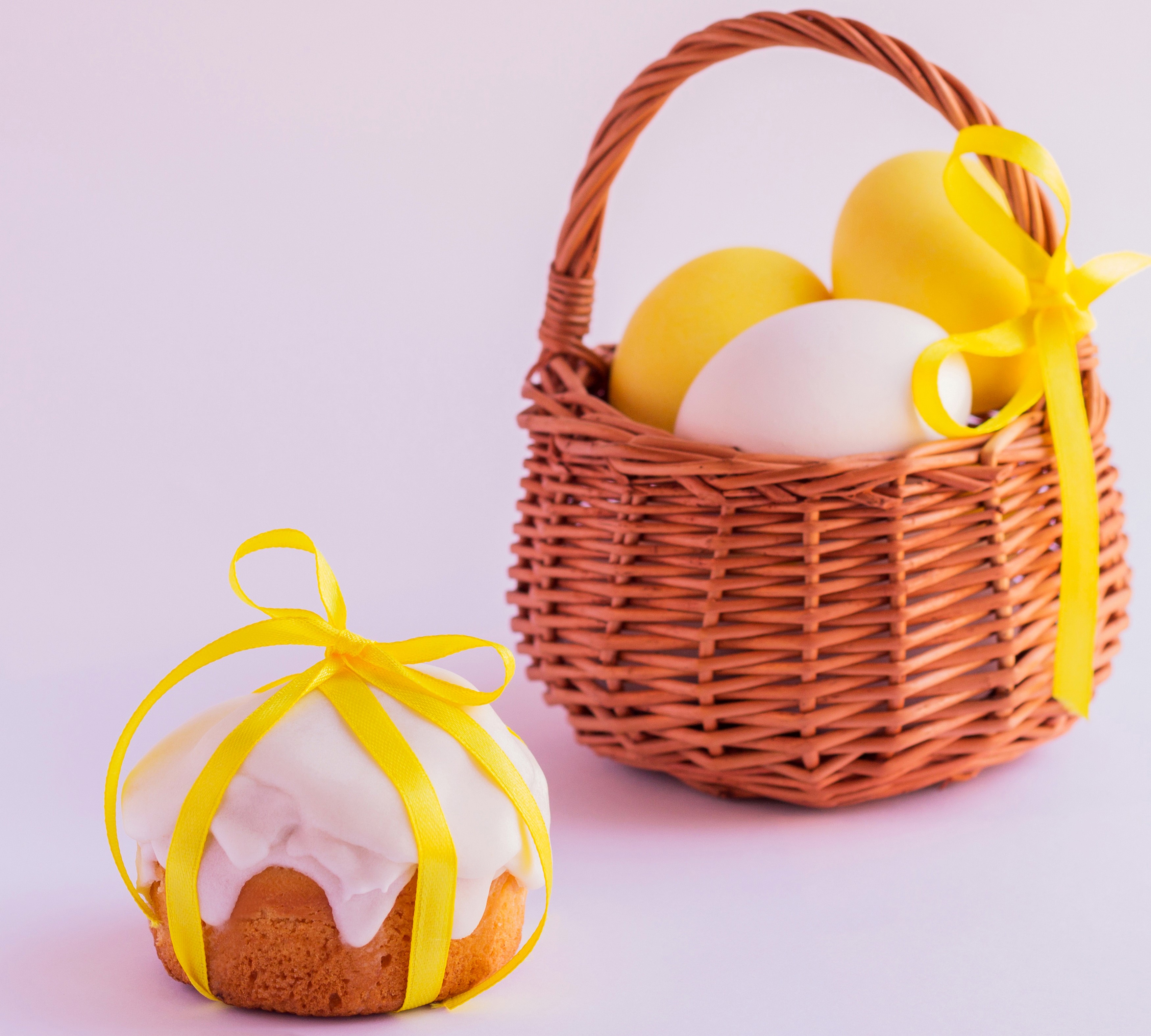 Easter cake and eggs in a basket with yellow ribbons HD Wallpaper