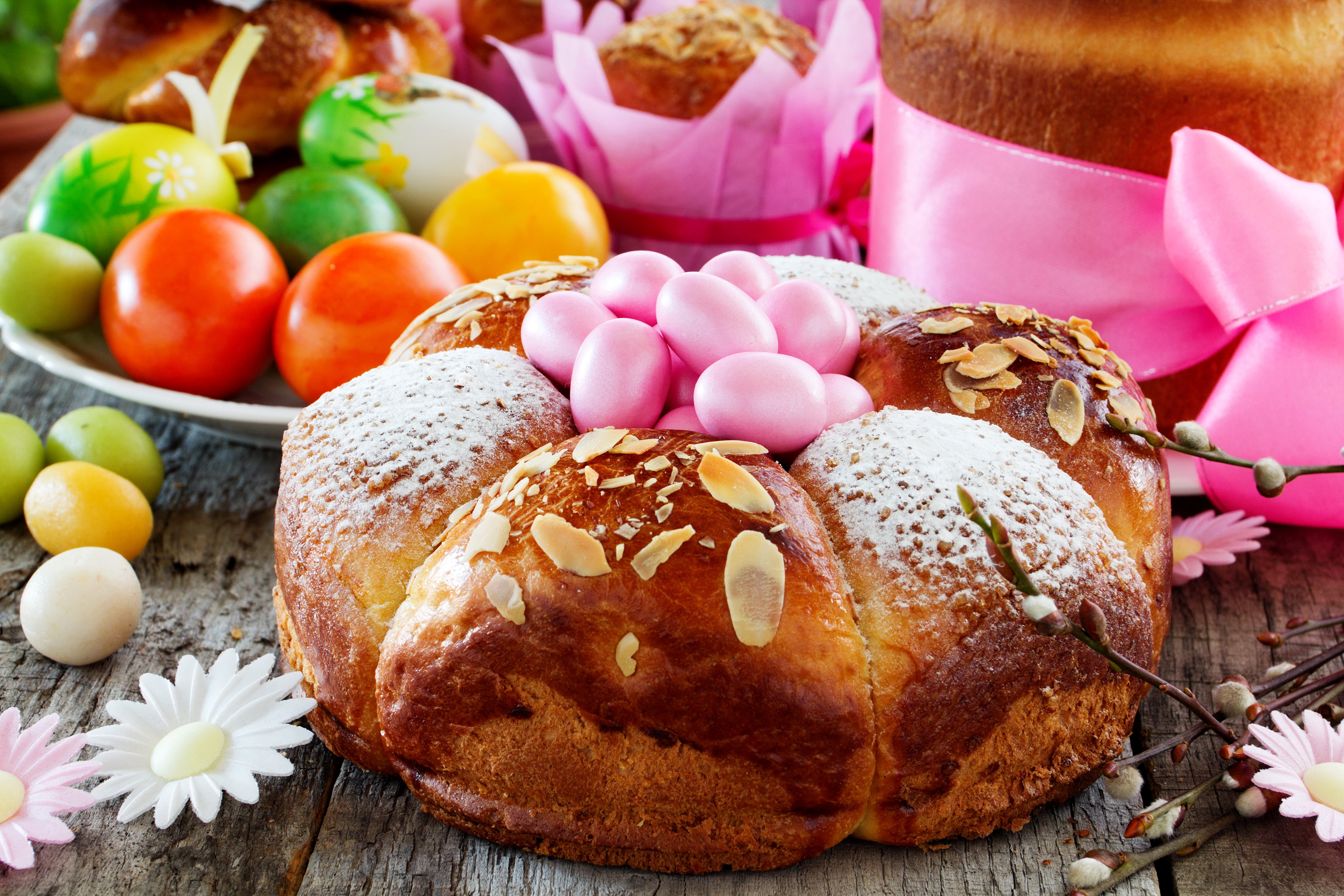 Easter pastry with decorated eggs and almond slices HD Wallpaper