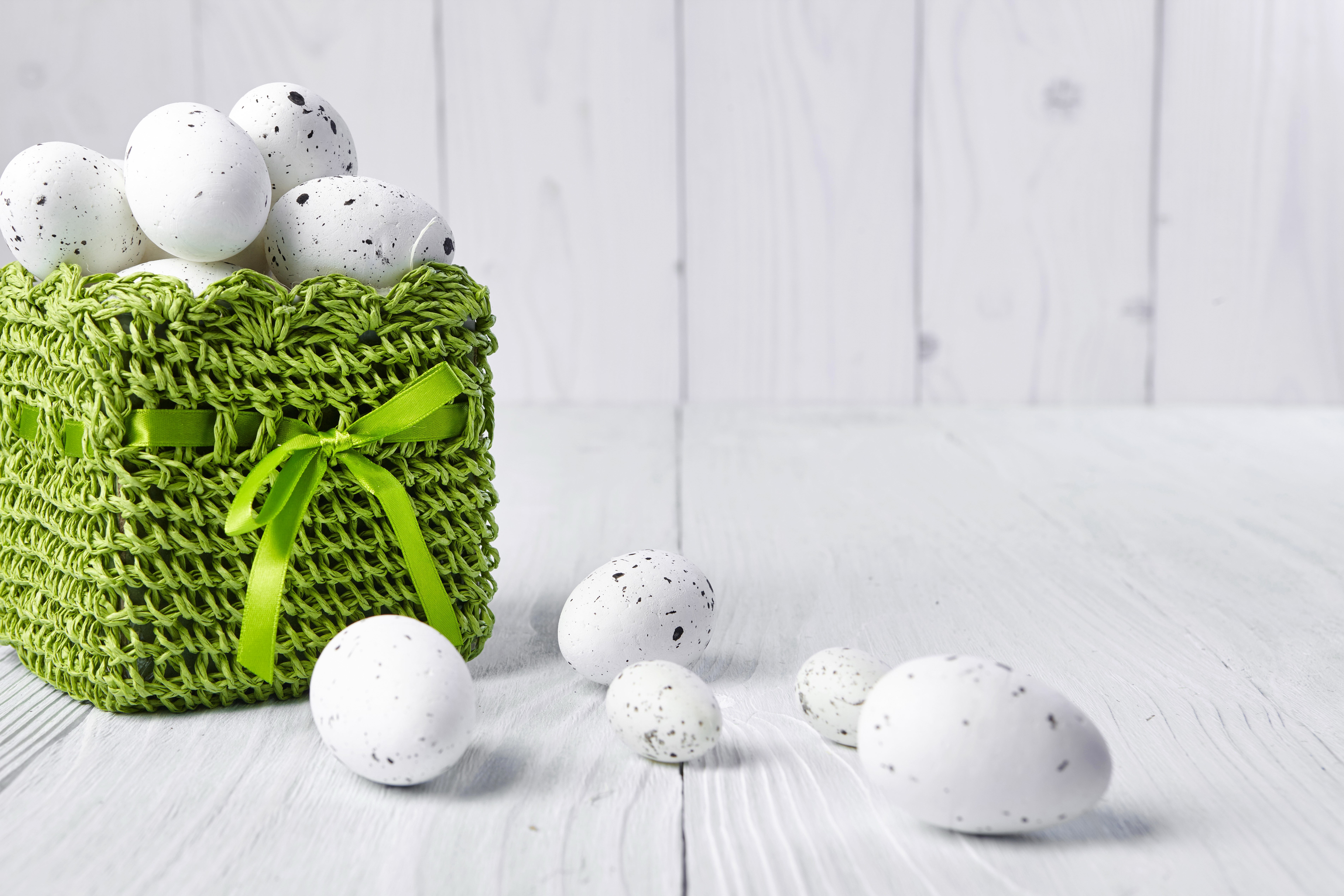 Easter eggs in a green wicker basket HD Wallpaper